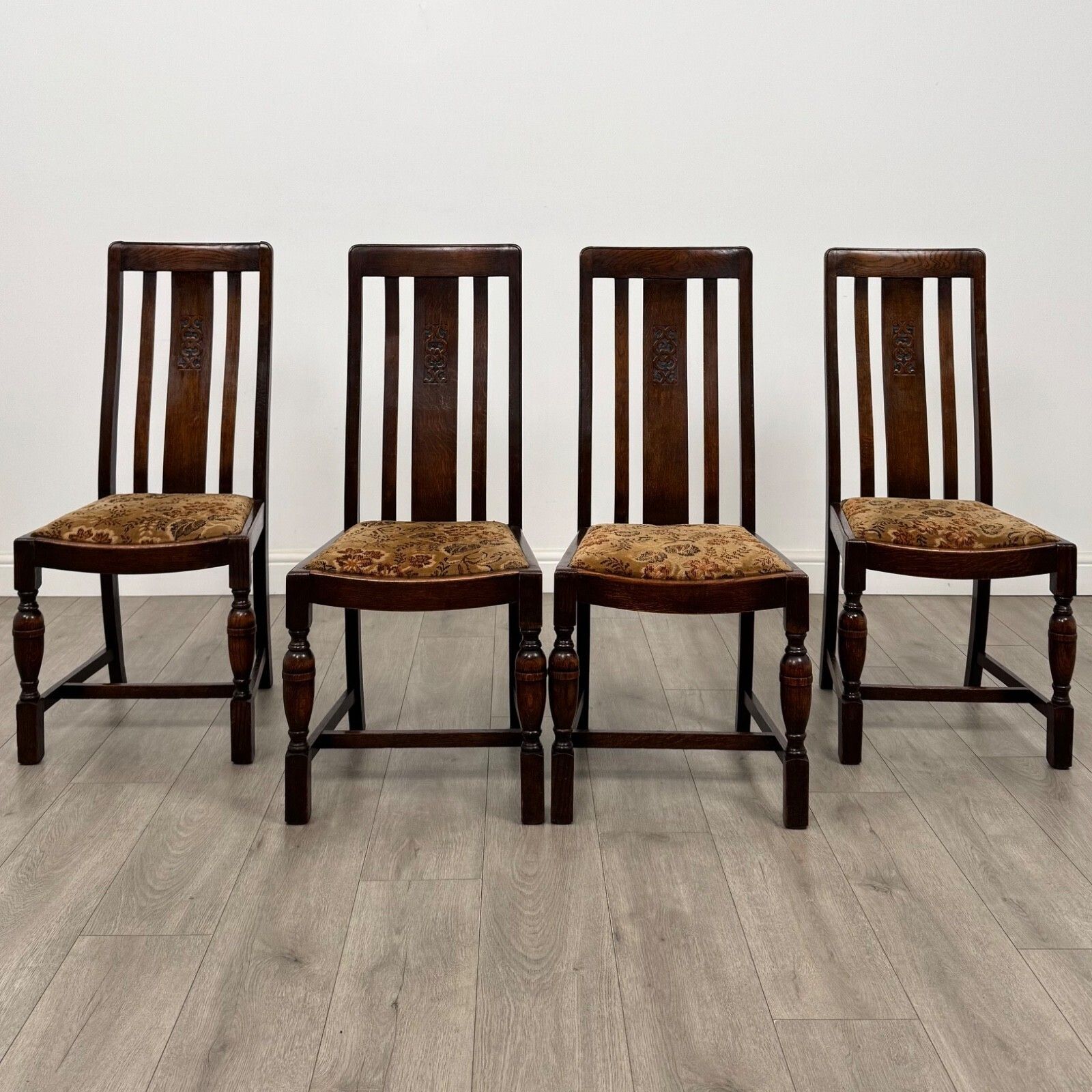 photo furniture Antique 20th Century Dining Table With 4 Chairs In Oak
