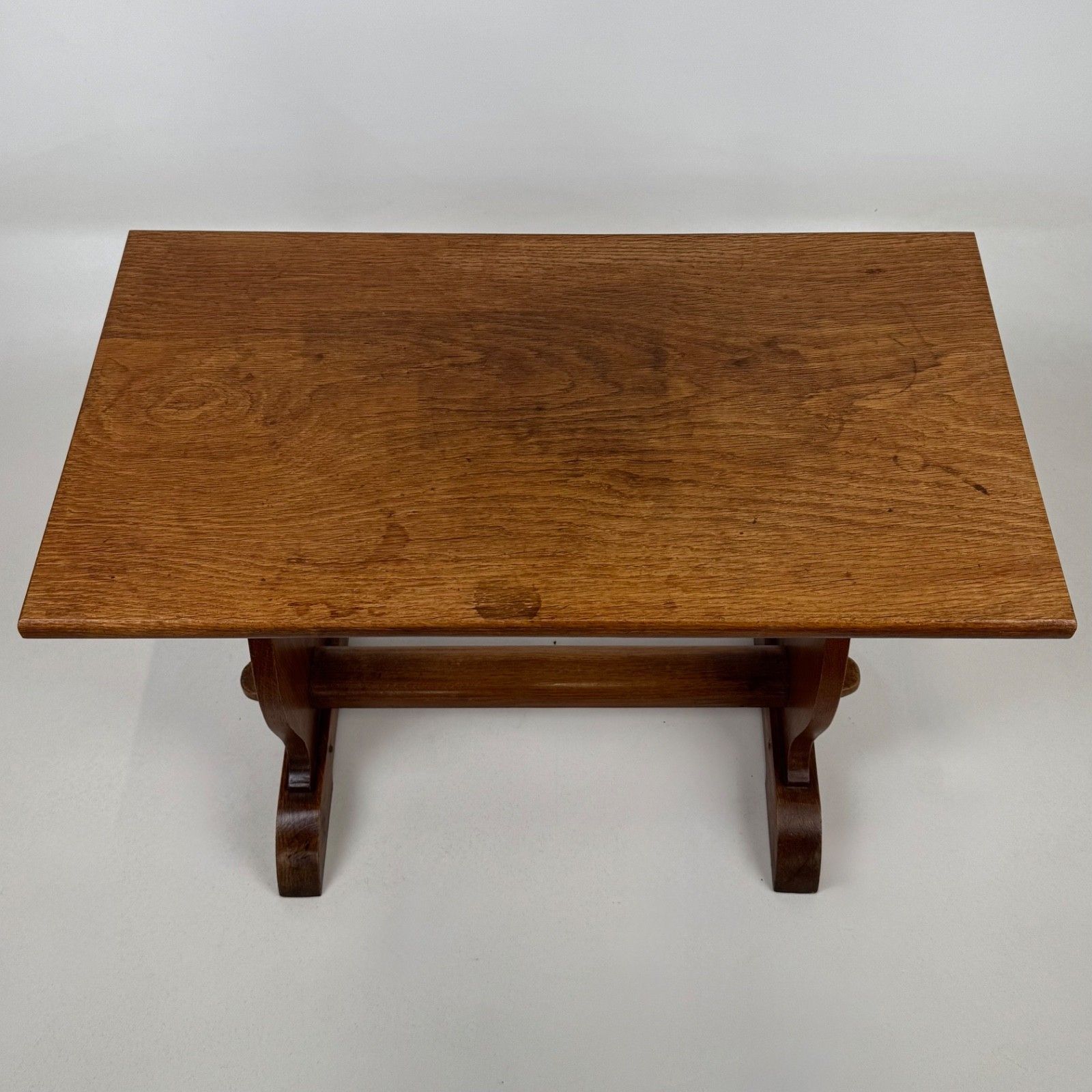 photo furniture Antique 20th Century Arts & Crafts Coffee Table In Golden Oak