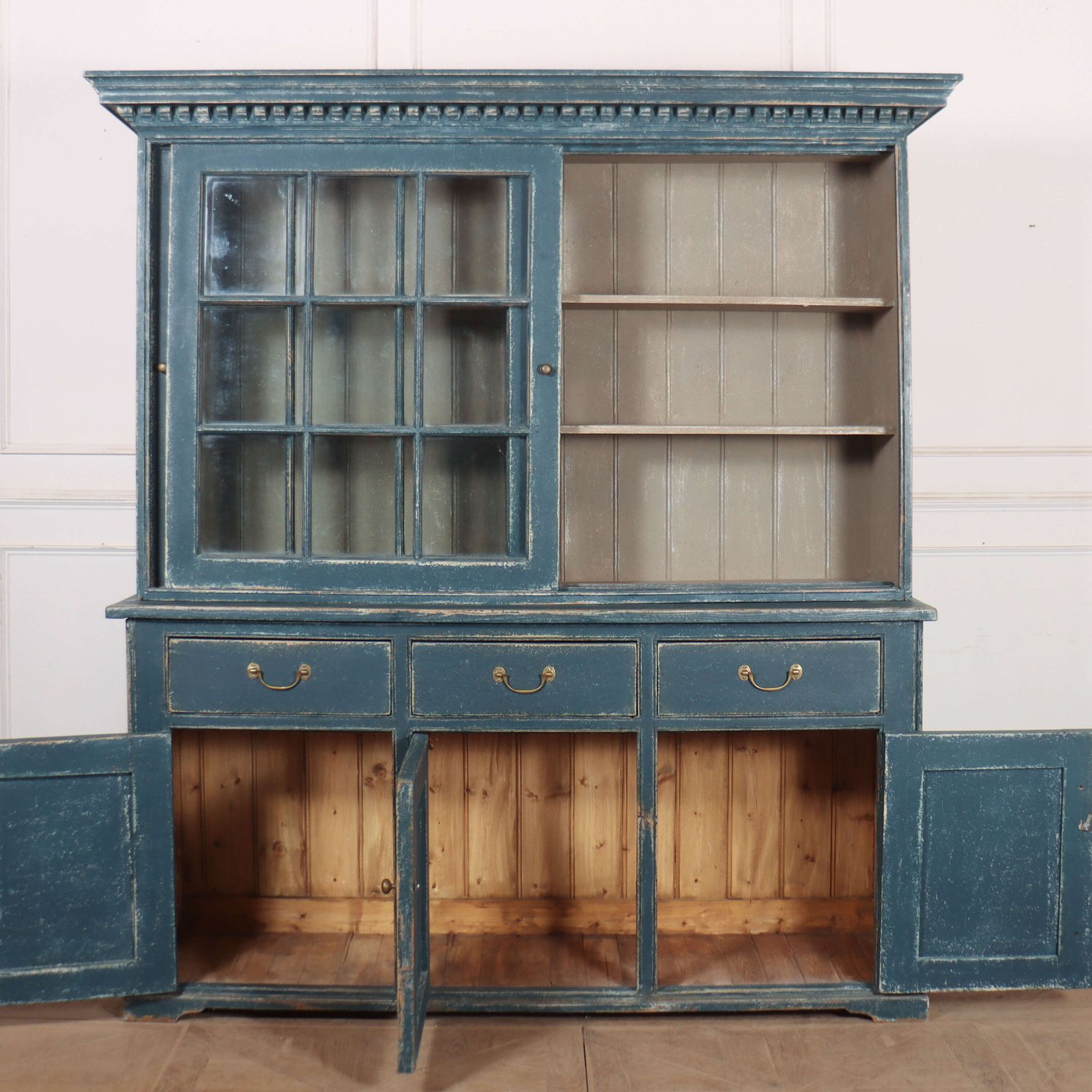 7194.0 English Country House Kitchen Dresser photo