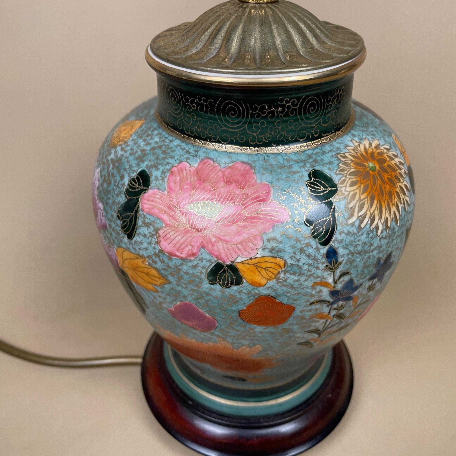 photo vintage Antique Oriental Ceramic Lamp Light Bedside Table Shade Silk Lampshade Chinese Decor Porcelain Ginger Jar Vase Hand Painted Floral Wood
