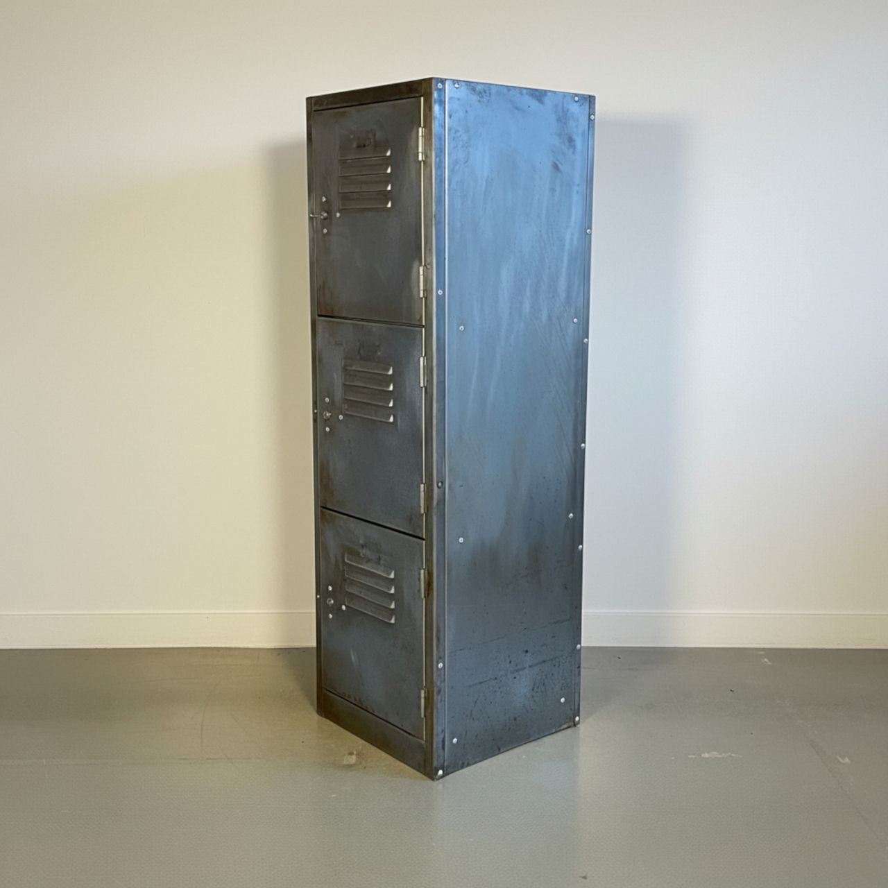 photo furniture Vintage Locker With 3 Compartments