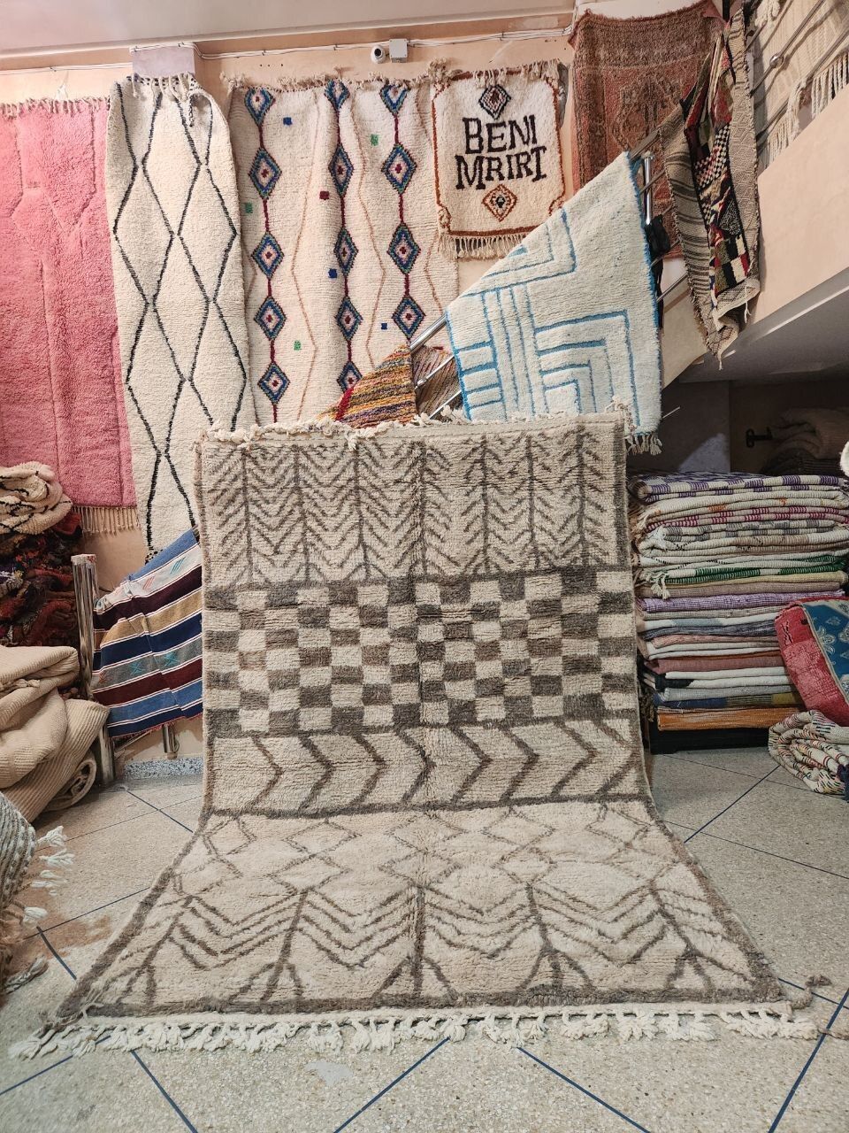 Large Beni Ourain Rug 300x200cm – Handwoven Moroccan Wool – Ivory & Taupe Tribal Geometric – Atlas Berber Carpet photo furniture