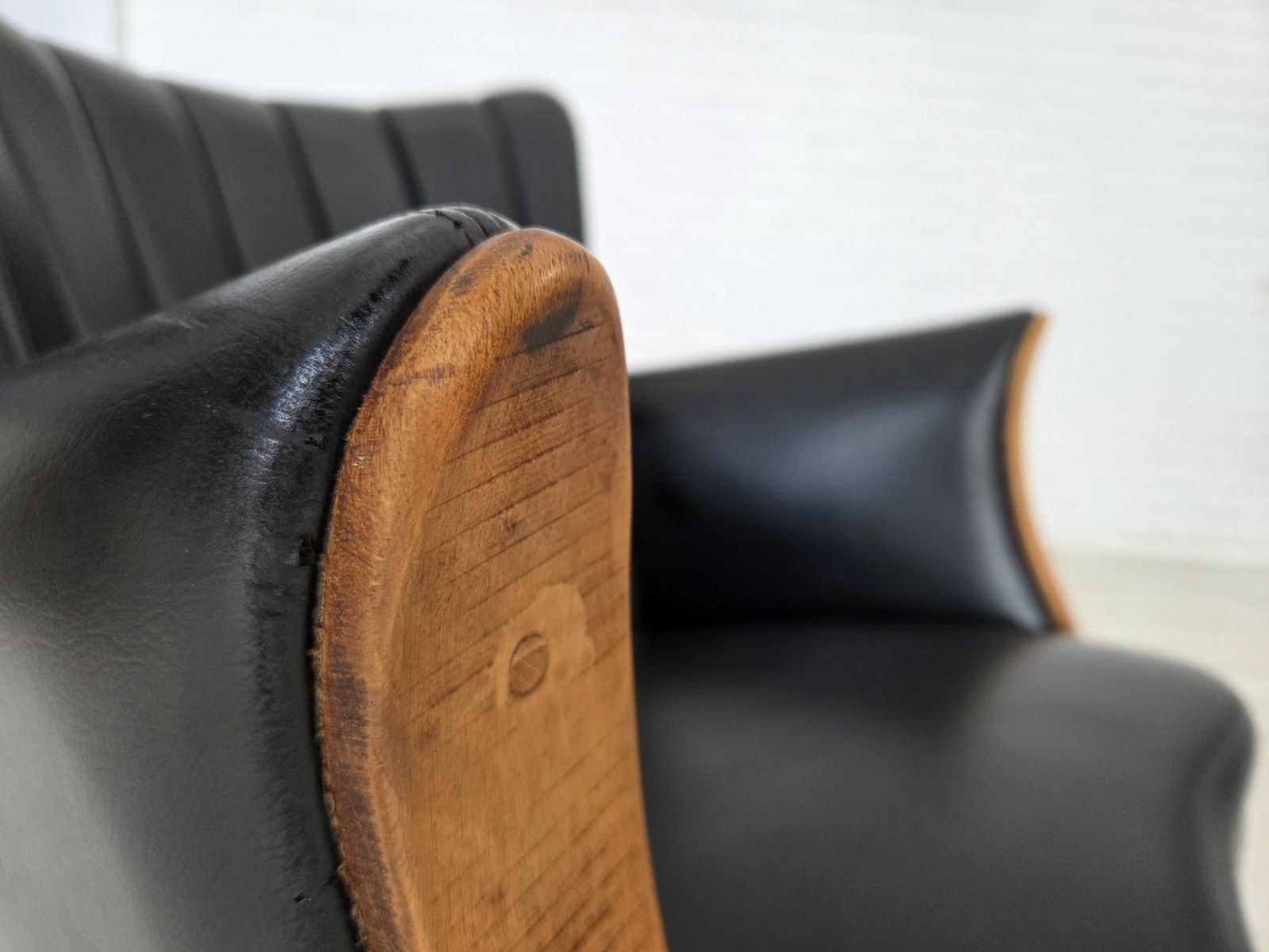 Ca. Jaren 1970, Deens Design Van Svend Skipper, Fauteuil, Model "Teddy", Kunstleer, Teakhout. photo 1270.0