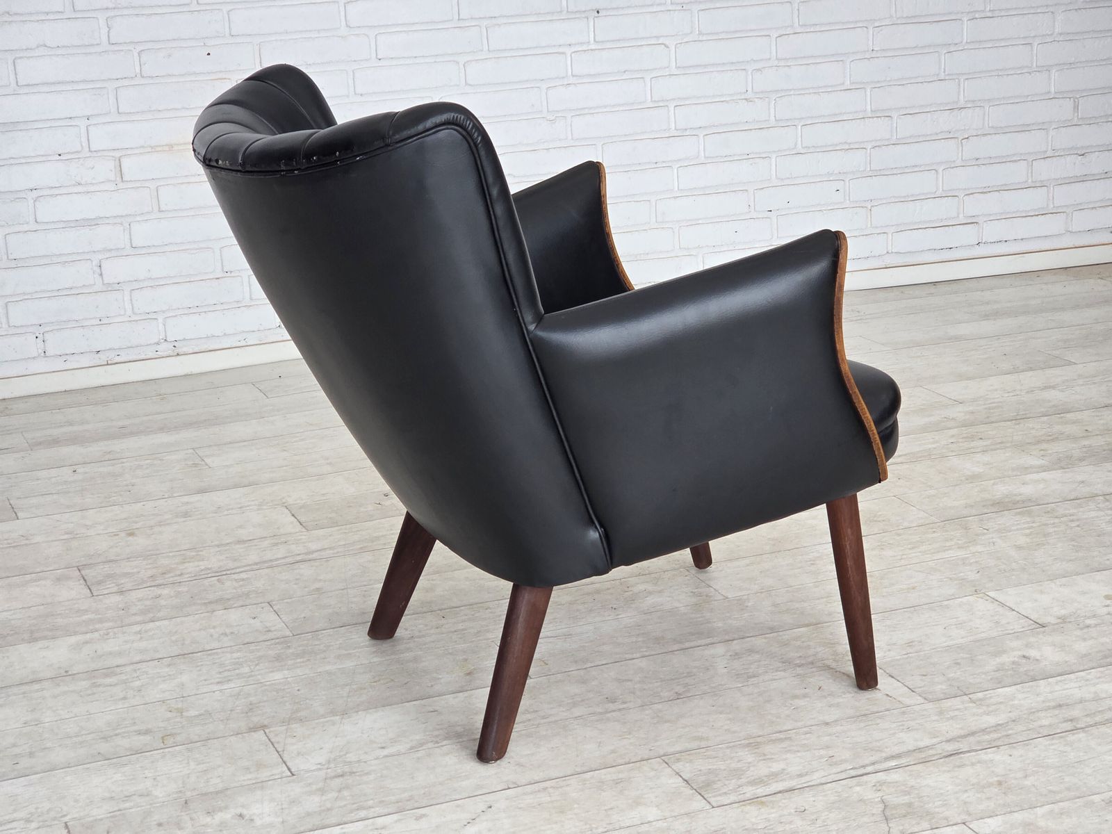 photo vinterior Ca. Jaren 1970, Deens Design Van Svend Skipper, Fauteuil, Model "Teddy", Kunstleer, Teakhout.