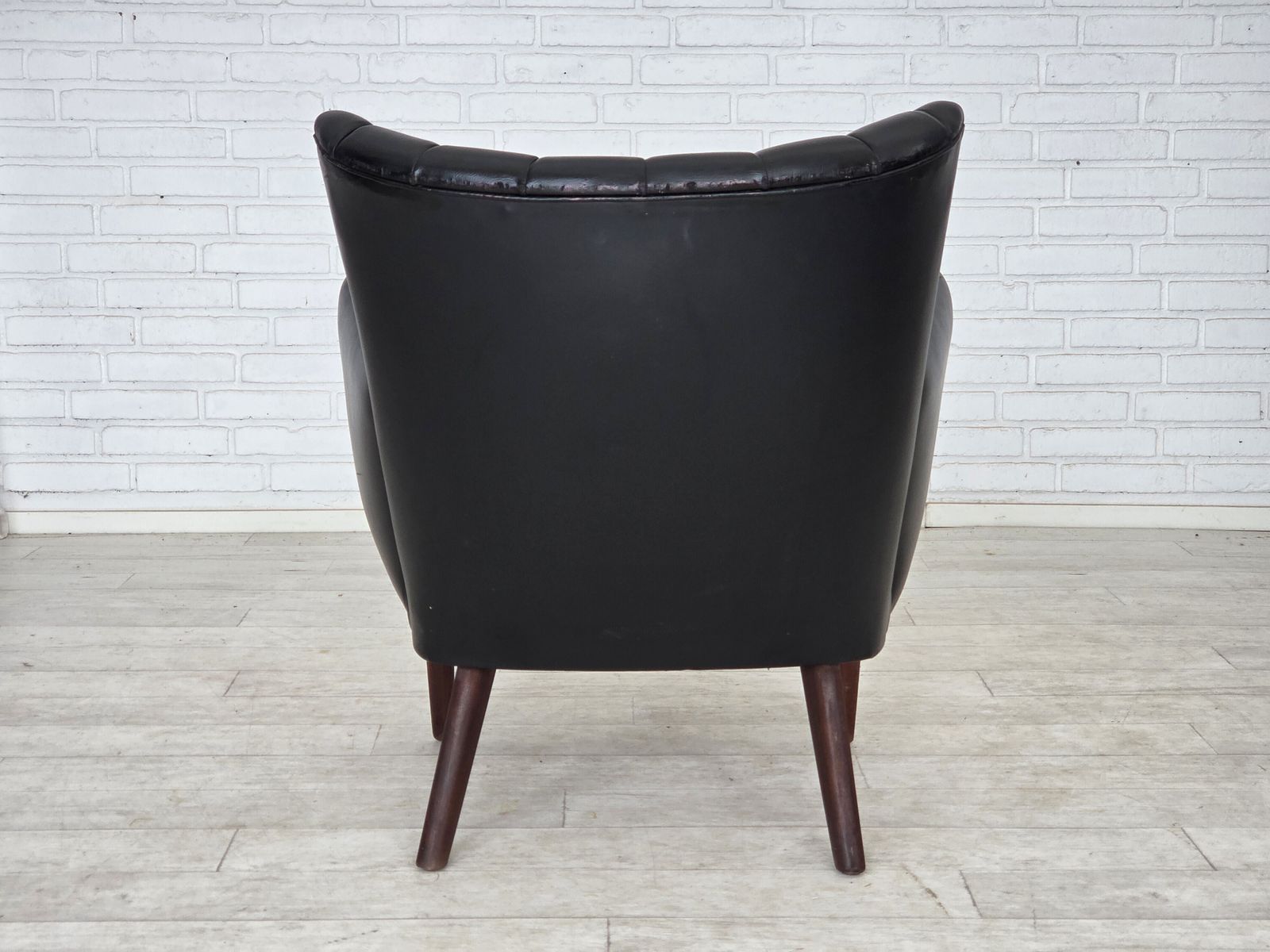 photo vintage Ca. Jaren 1970, Deens Design Van Svend Skipper, Fauteuil, Model "Teddy", Kunstleer, Teakhout.