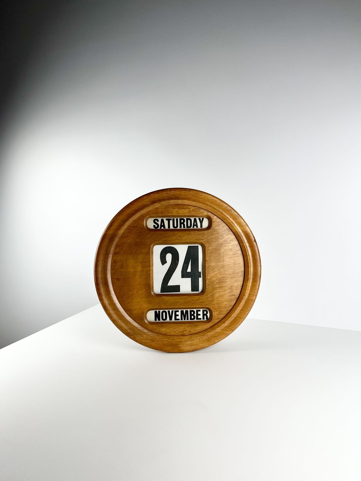 Oversized Perpetual Wall Calendar In Oak, British First Half 20th Century photo vinterior