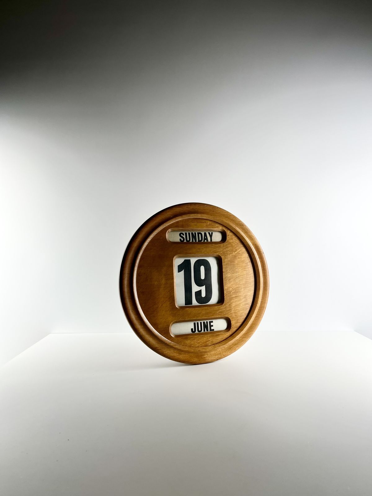 photo vintage Oversized Perpetual Wall Calendar In Oak, British First Half 20th Century