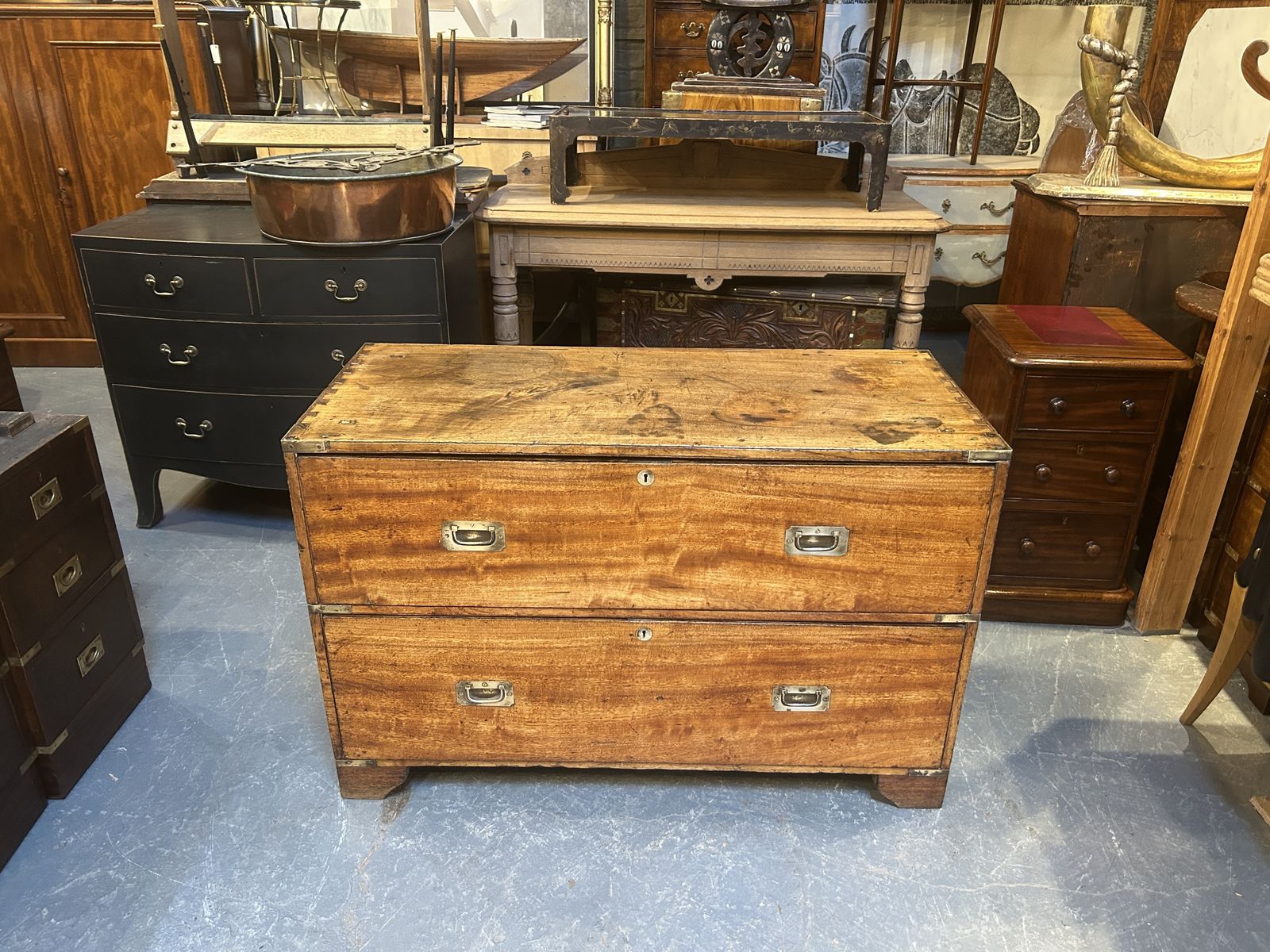 photo vinterior C19th Campaign Low Chest Of Drawers
