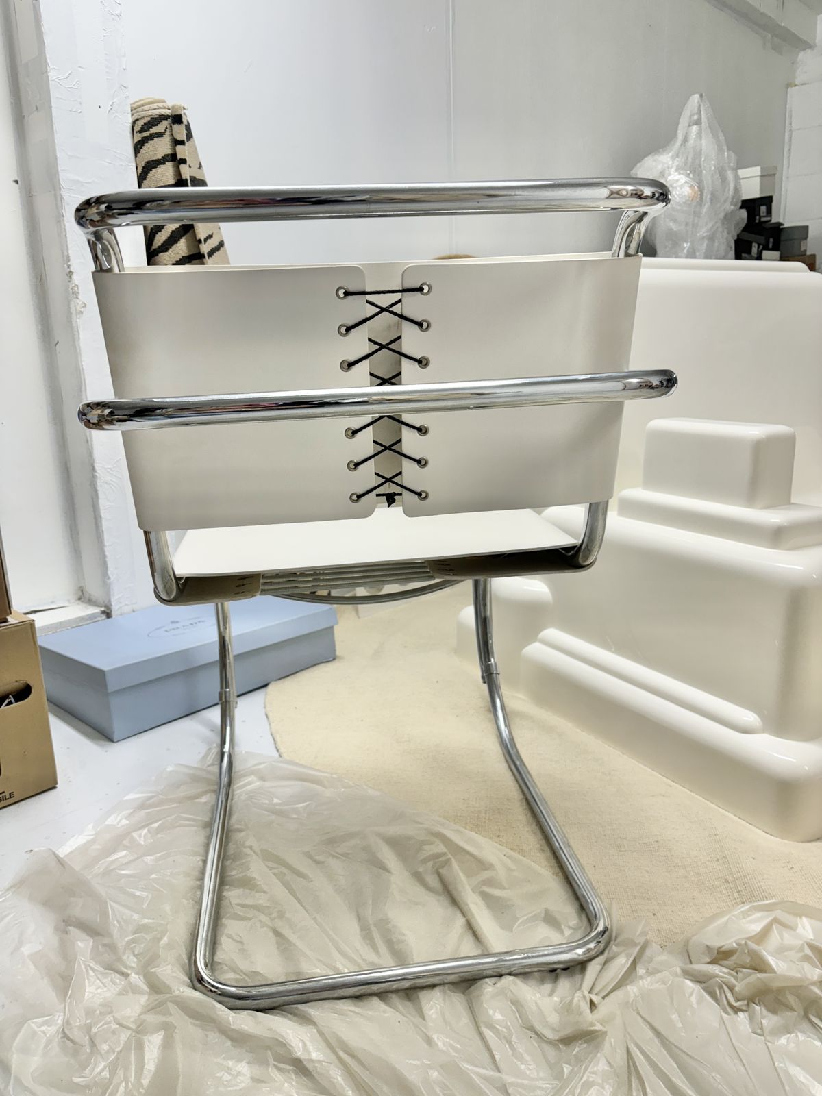 photo furniture Set Of 2 Mies Van Der Rohe Mr20 Chairs In Original White Leather