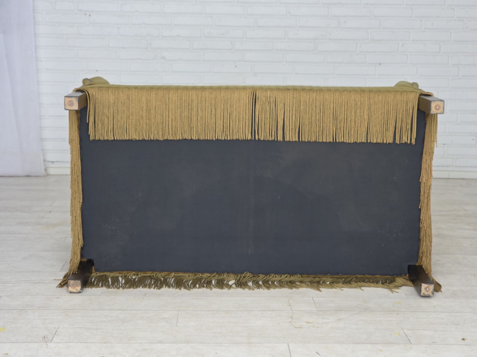 photo vintage 1970s, Danish 2 Seater Sofa, Original Green Furniture Velour.