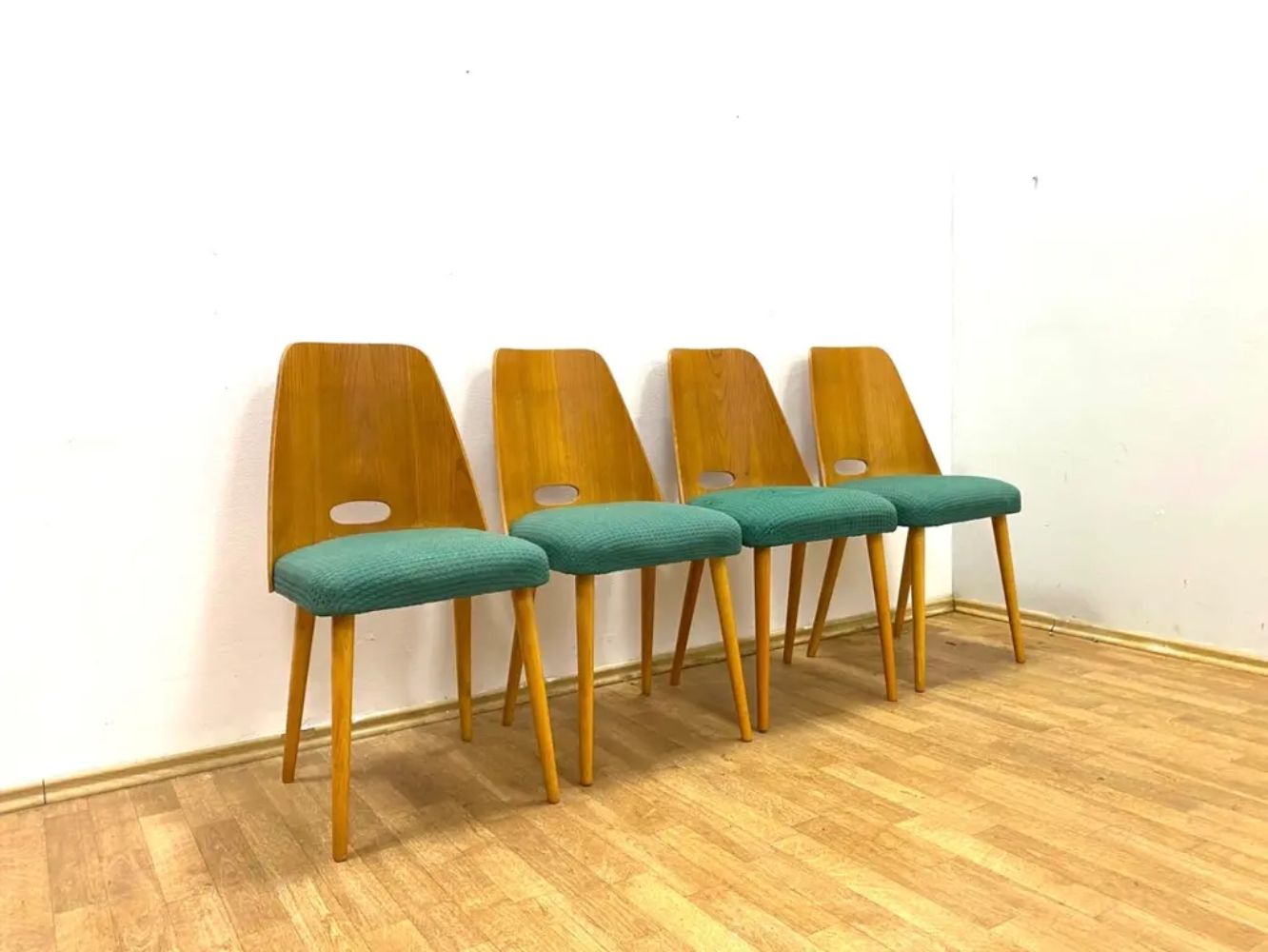 Set Van 4 Retrostoelen, Brussels Stijl, 1964, Tsjecho Slowakije