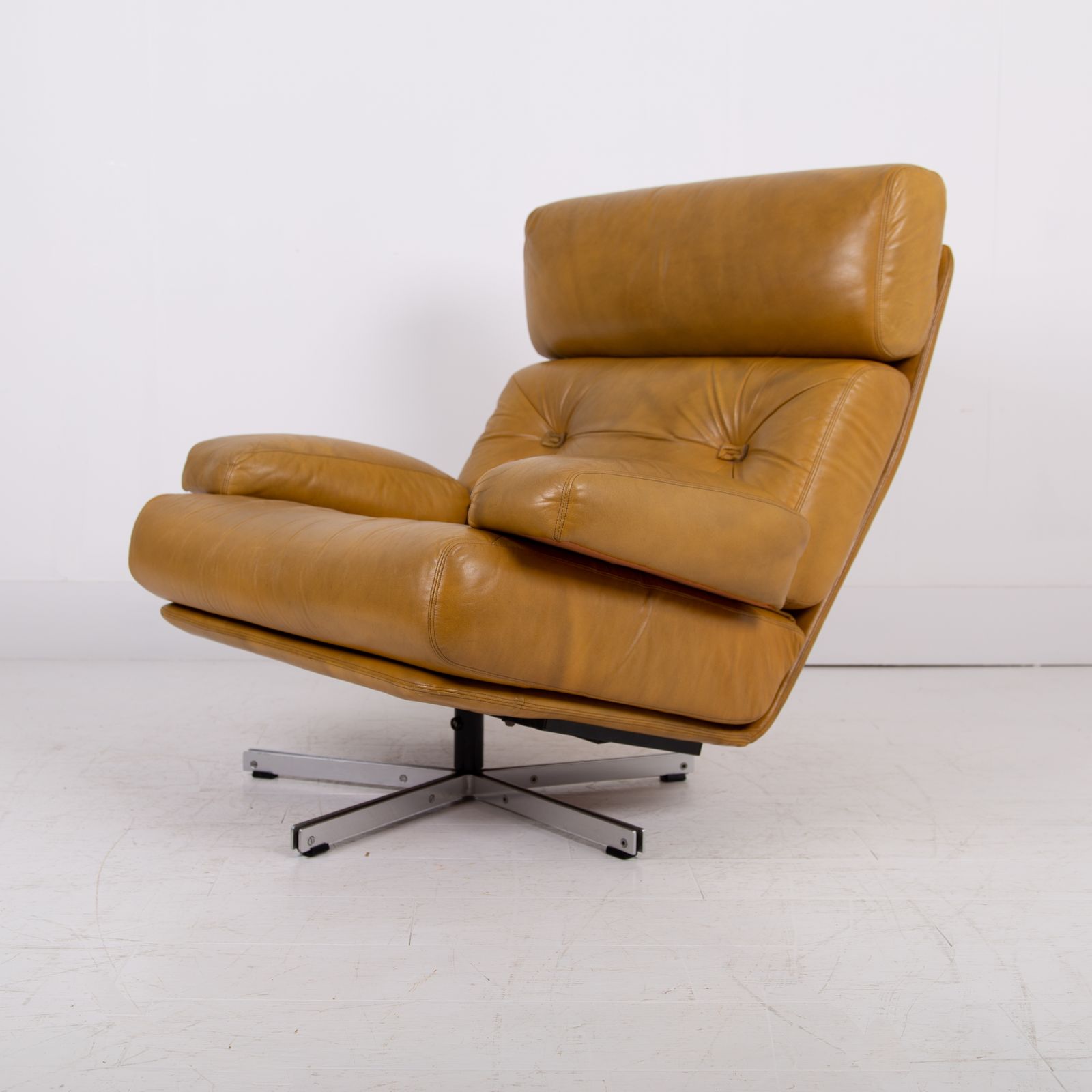 photo vinterior Mid Century Swivel Leather Armchair Tetrad Nucleus C1970