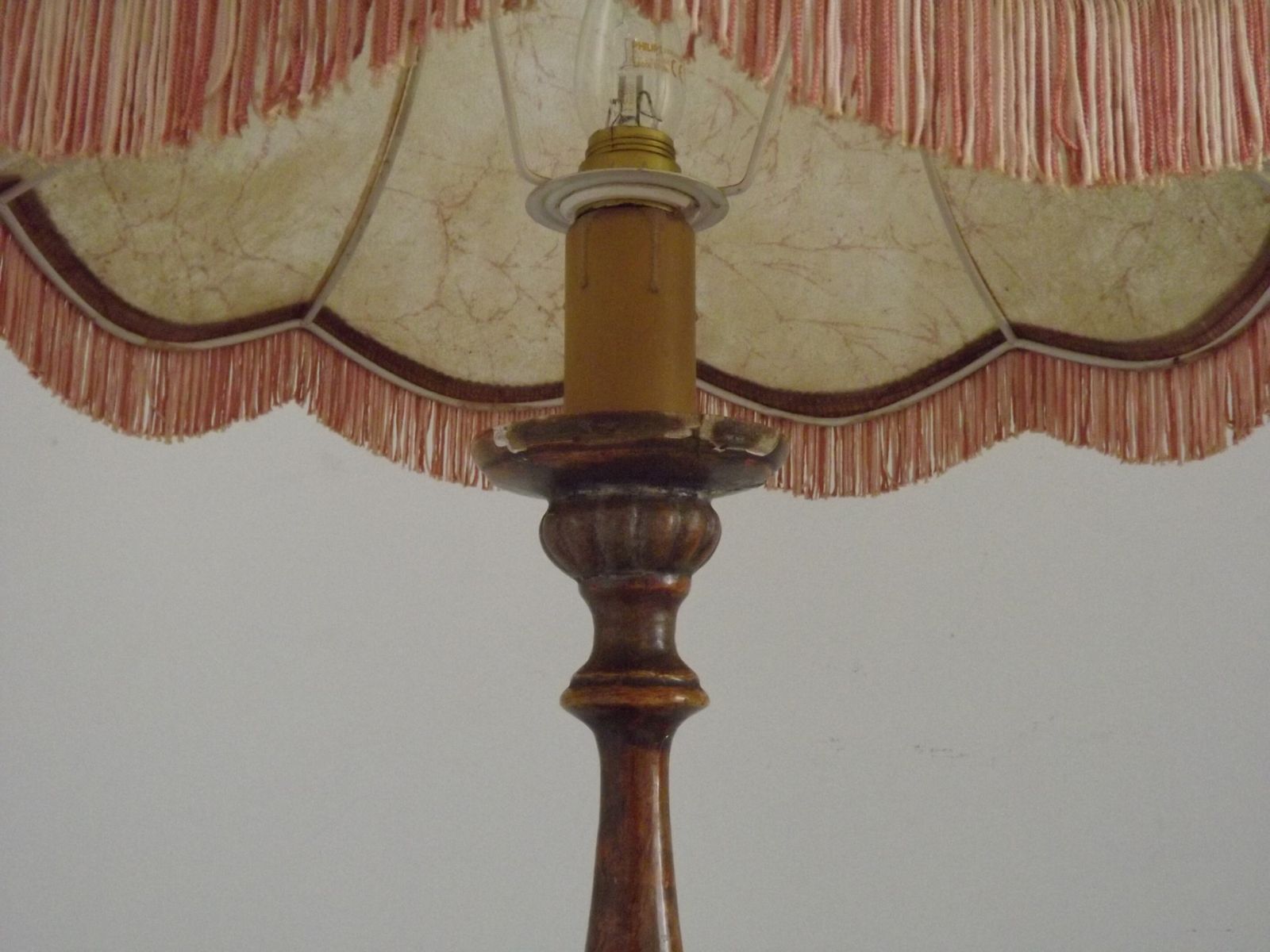 photo furniture Lampe de table, bougeoir d'autel du XVIIIe siècle, abat-jour en peau
