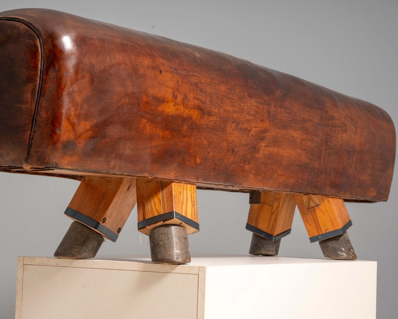 photo furniture Vintage Leather Gym Bench / Pommel Horse, Bauhaus Style, Europe, 1920s