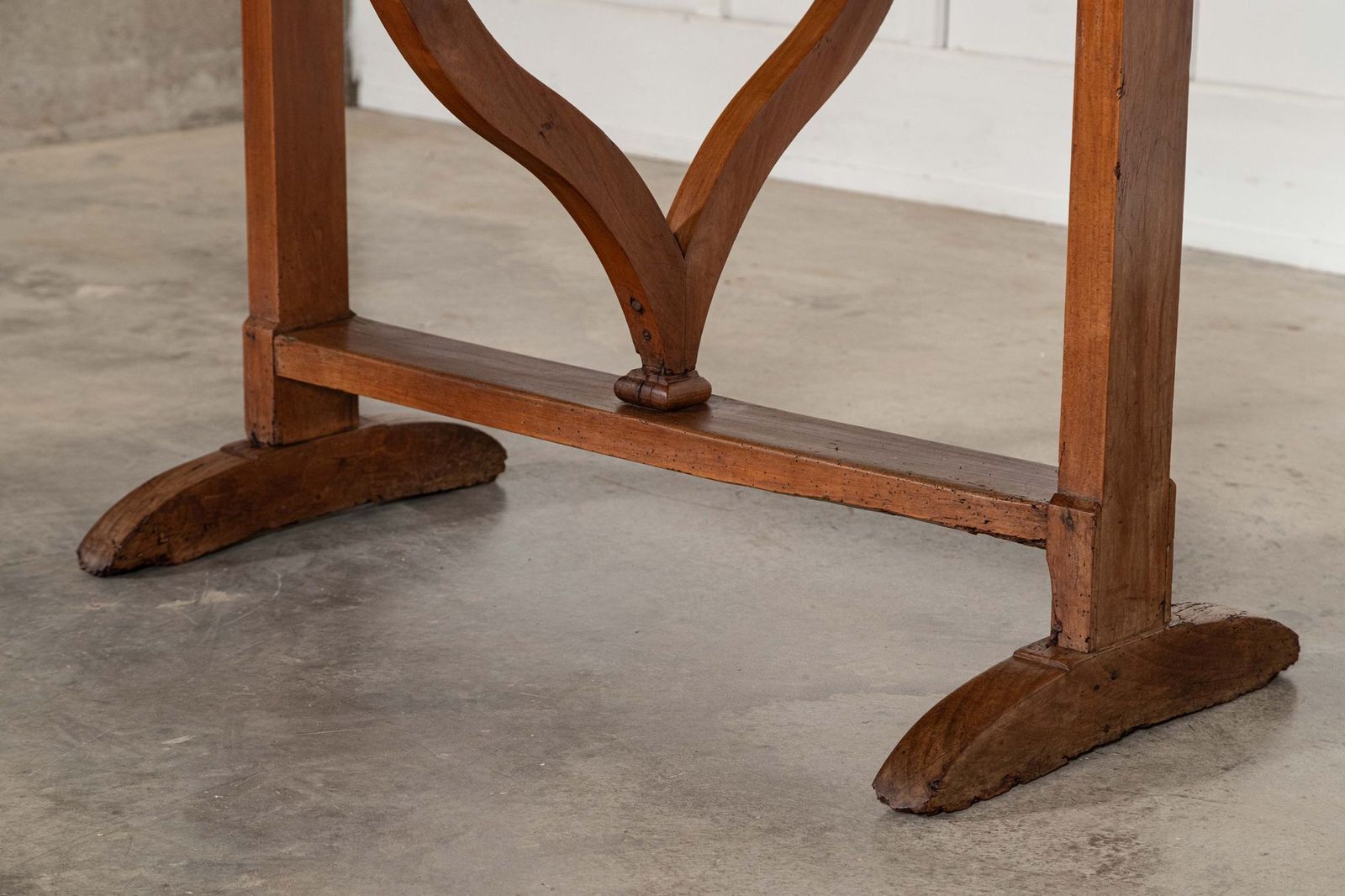 photo vinterior Large 19thc Oval French Fruitwood Vendange Wine Table