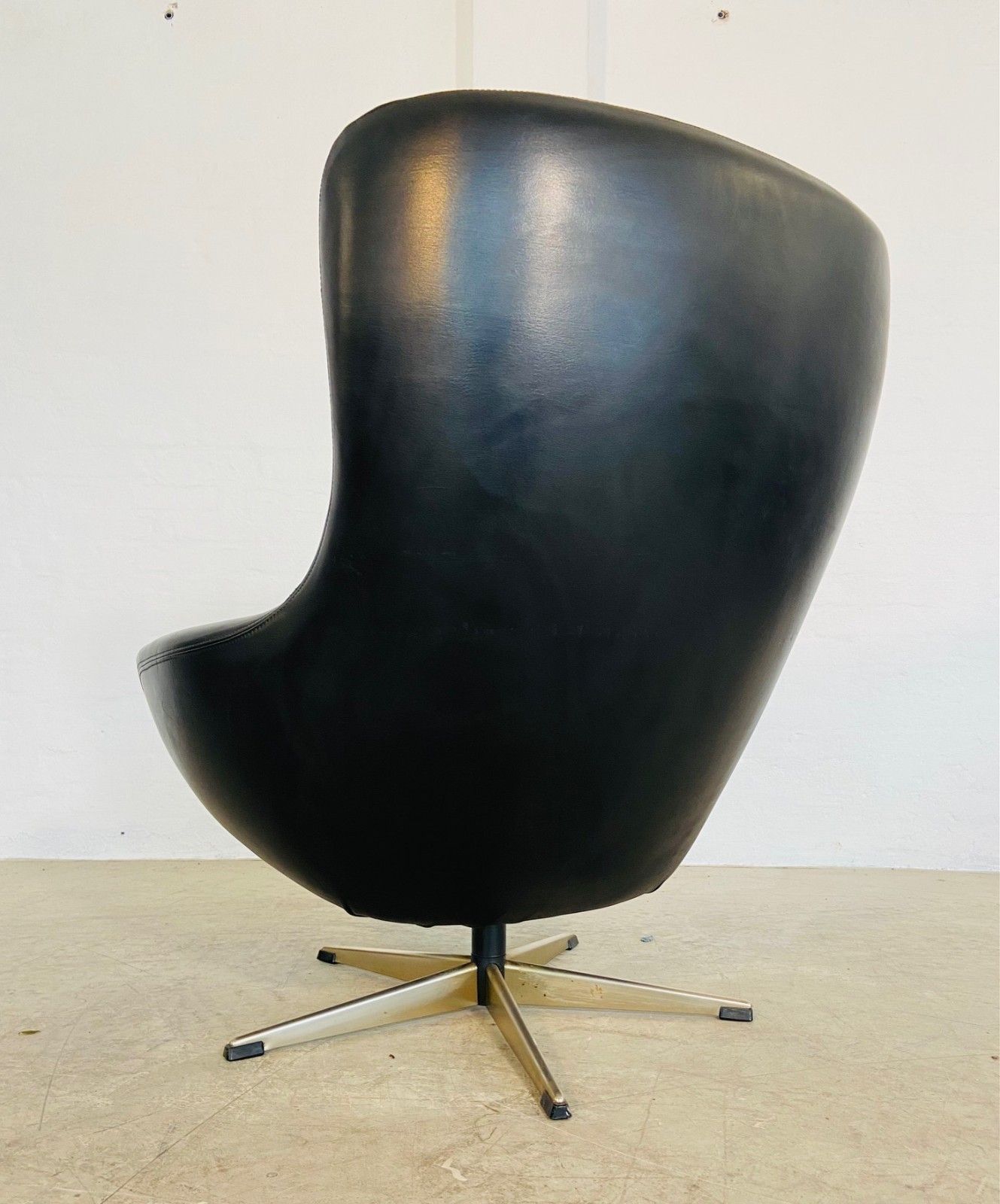 photo furniture Vintage Danish Mid Century Black Leather Swivel Chair 1970,S
