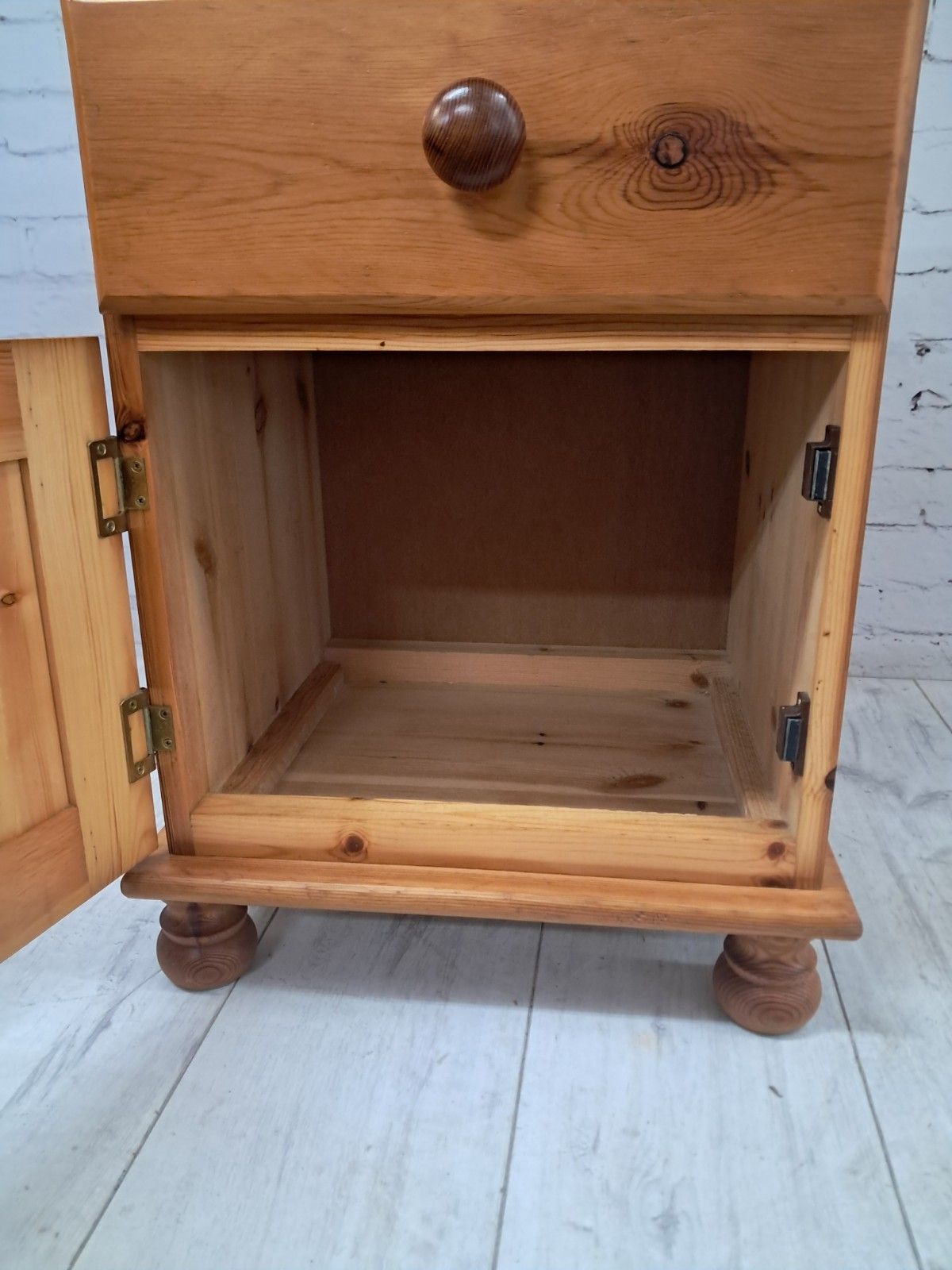 photo vintage Solid Pine Country Bedside Table Cabinet Vintage Bedside Cupboard 1980