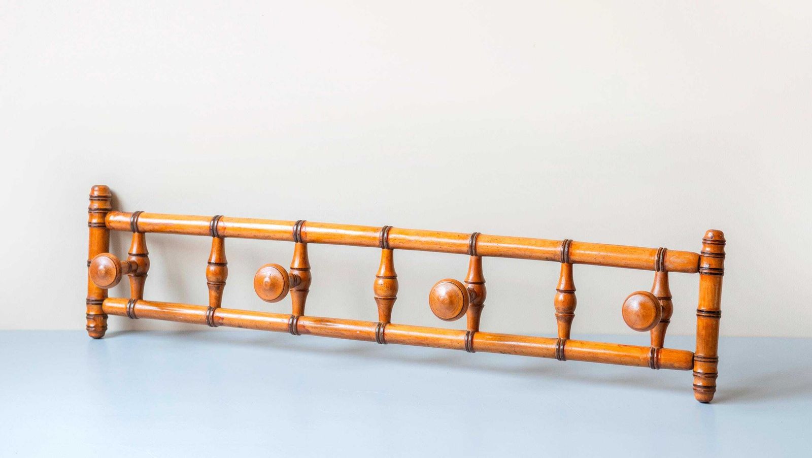 Antieke Franse Houten Kapstok Met Gedraaide, Draaibare Haken – Wandmontage, Begin 20e Eeuw photo for sale