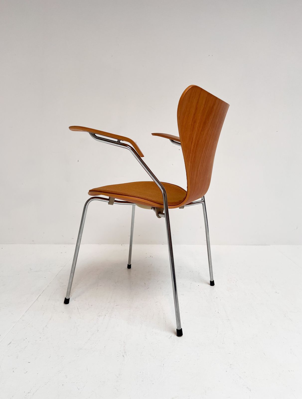 Furniture Wooden 3207 Chair By Arne Jacobsen For Fritz Hansen, 1980s photo