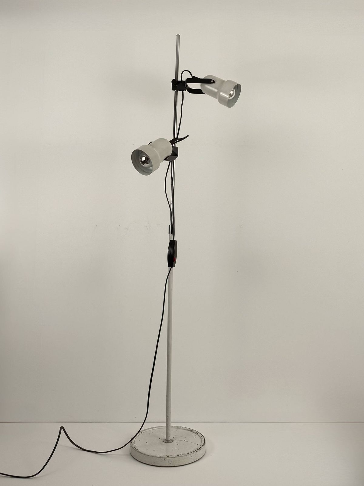 photo vinterior Vintage Adjustable Floor Lamp, Matte White Lacquered Metal And Chrome, France 1970