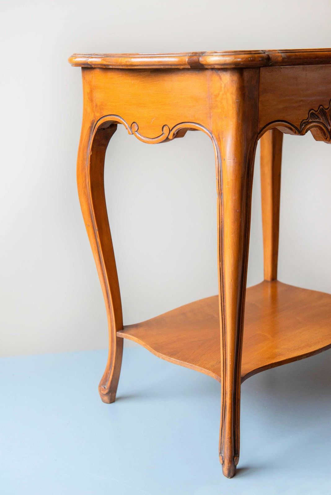 photo furniture Vintage Franse Landelijke Bijzettafel Met Lade En Onderplank – Rustiek Accent Tafel Met Geschulpte Rand