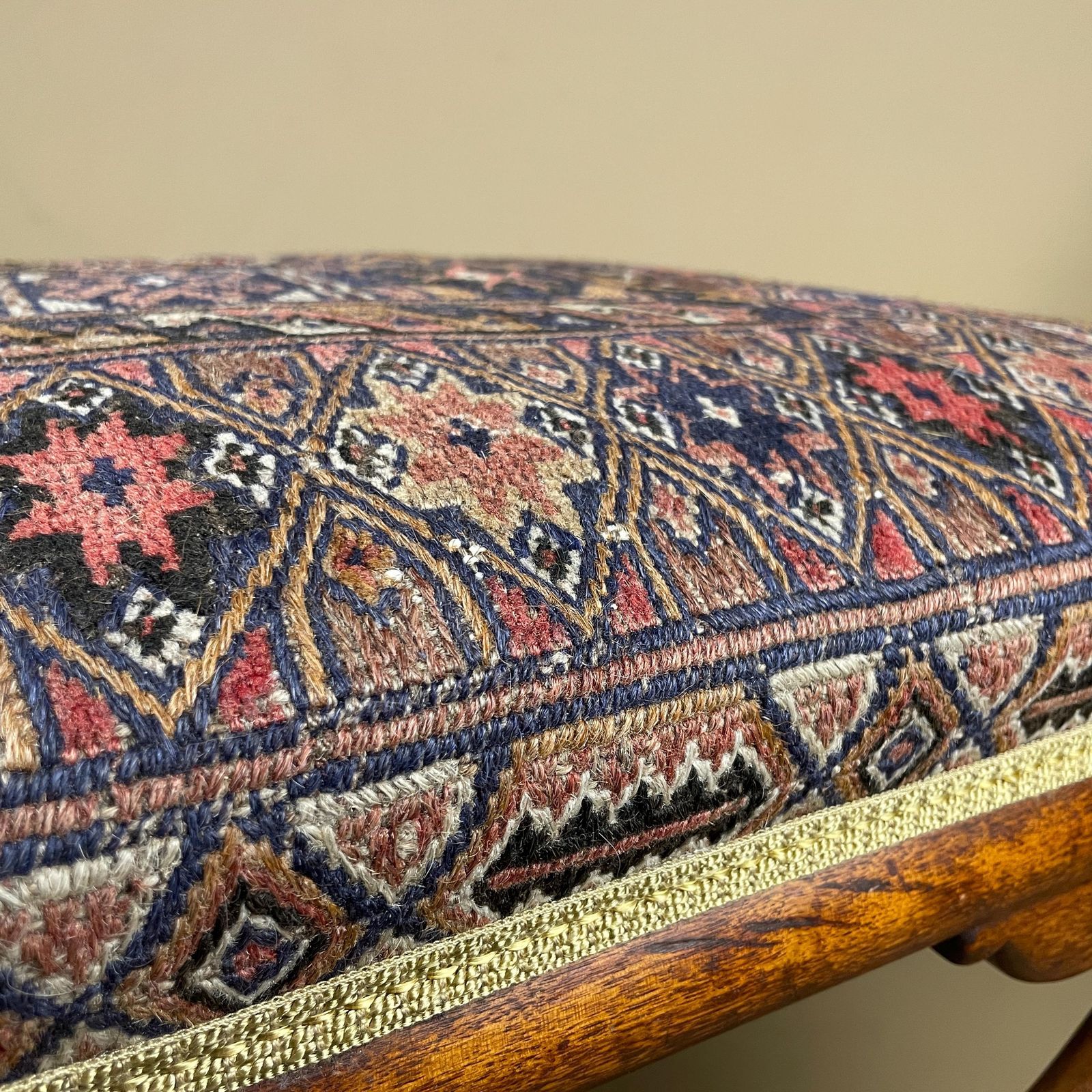 photo furniture Antique Hallway Bench X Frame Curule Stool Upholstered Carpet Top Seat Wooden Legs Cottage Farmhouse Furniture Regency Savonarola Style