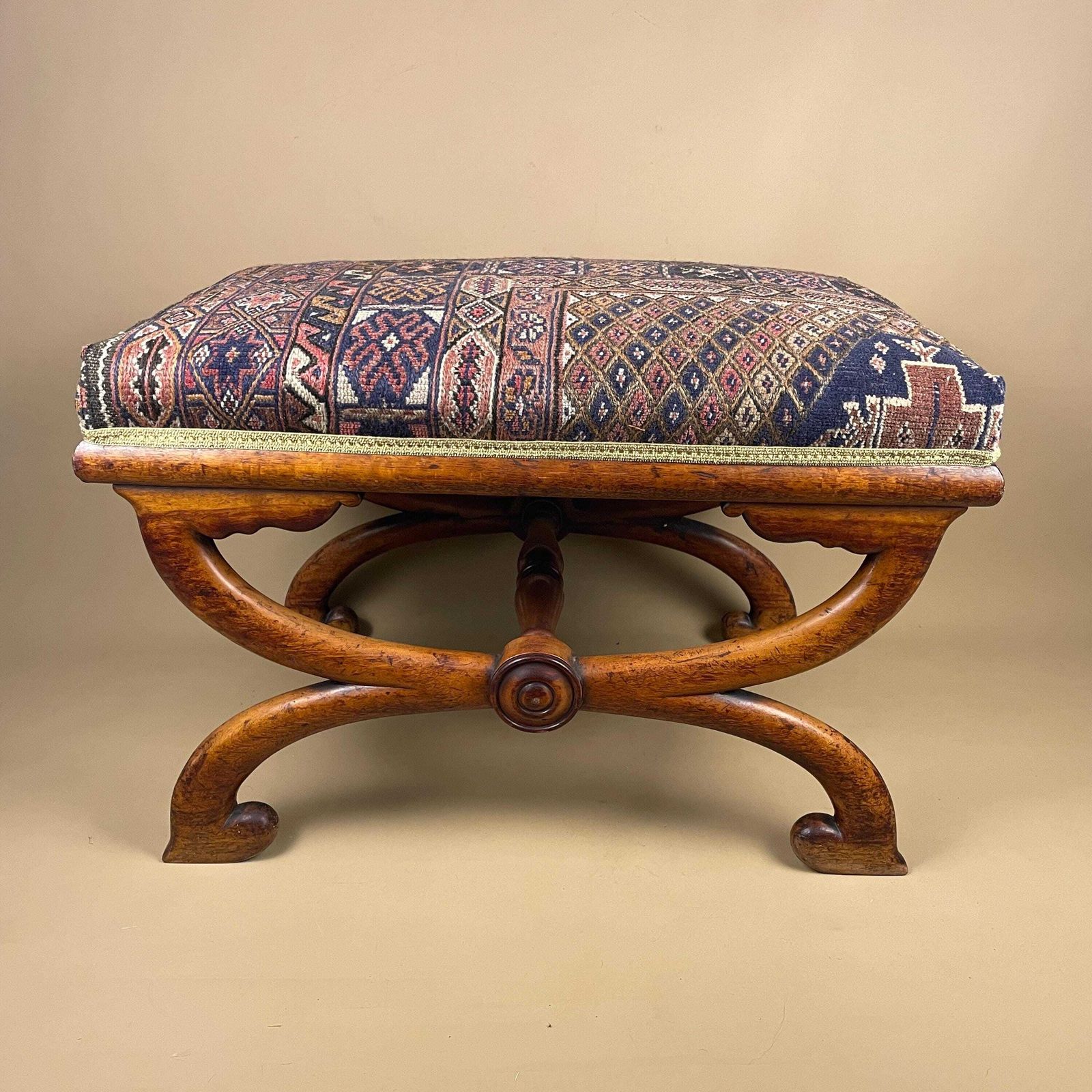 photo vinterior Antique Hallway Bench X Frame Curule Stool Upholstered Carpet Top Seat Wooden Legs Cottage Farmhouse Furniture Regency Savonarola Style