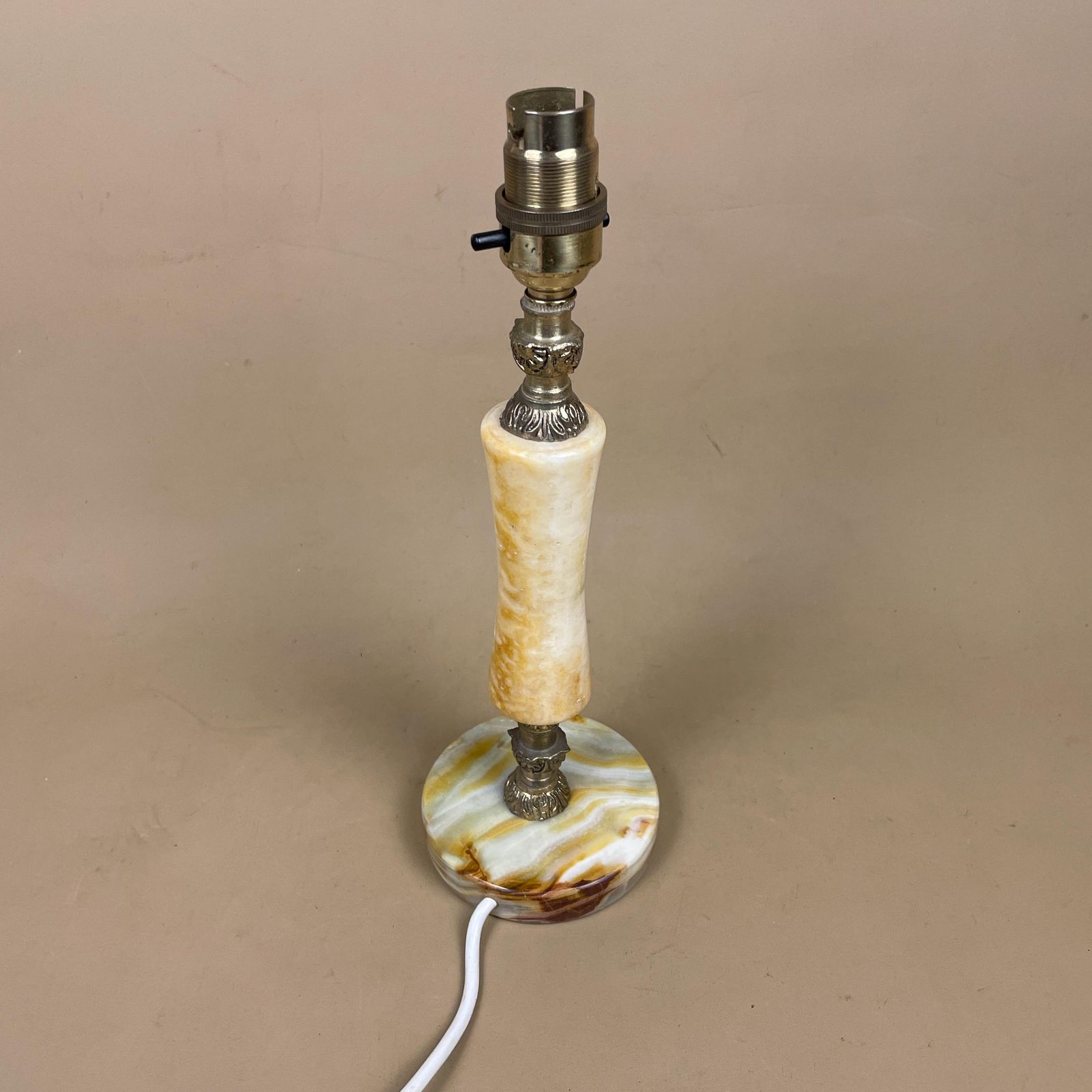 Antique Onyx Marble Lamp Light Beige Gold Brass Bedside Side Table Desk Marbled Patterned Vintage Downton Stone Heavy Round Base Classic photo vinterior