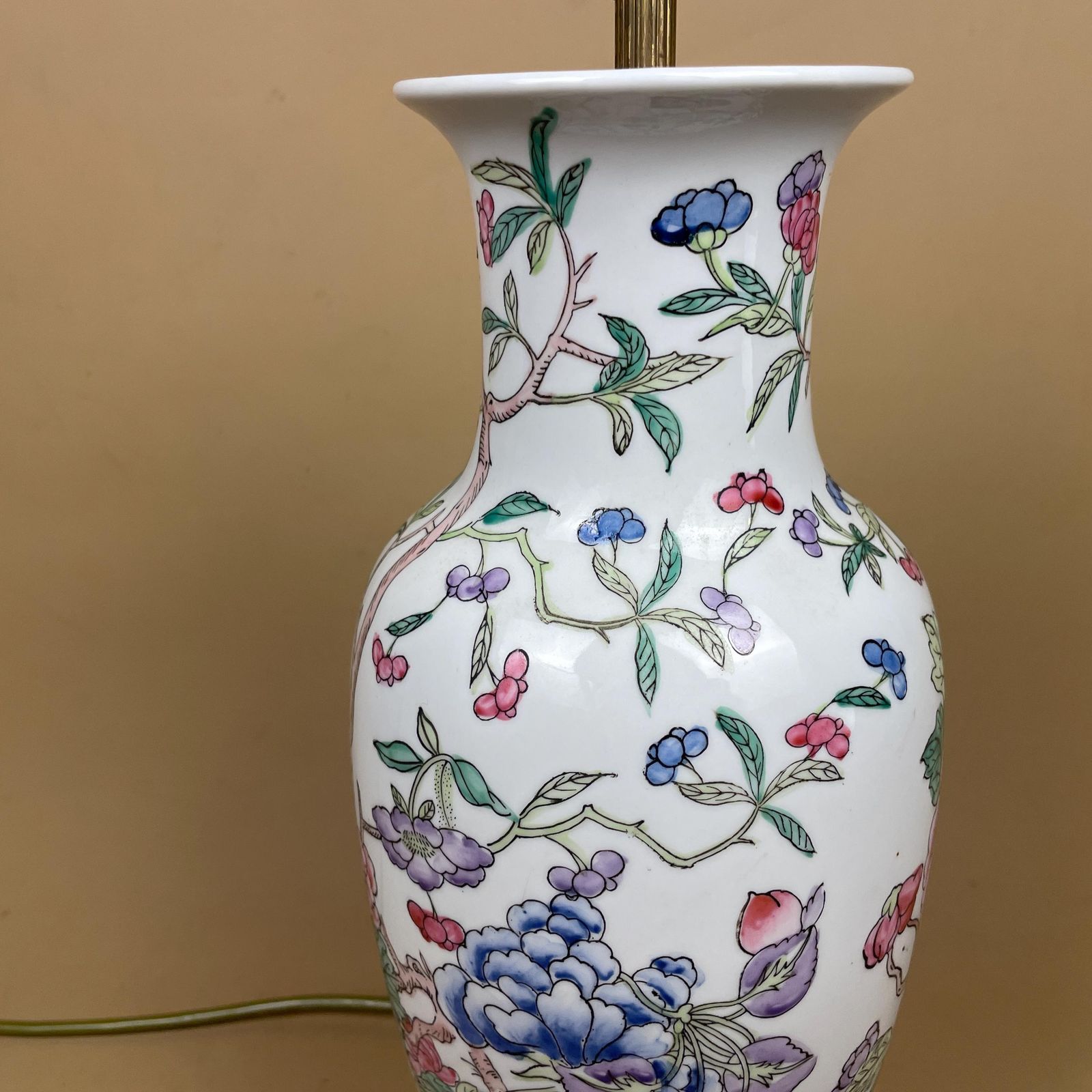 Oriental Ceramic Lamp White Hand Painted Floral Vintage Porcelain Table Classic Chinoiserie Ornate Pattern Wood Base Antique Chinese Vase photo Lighting