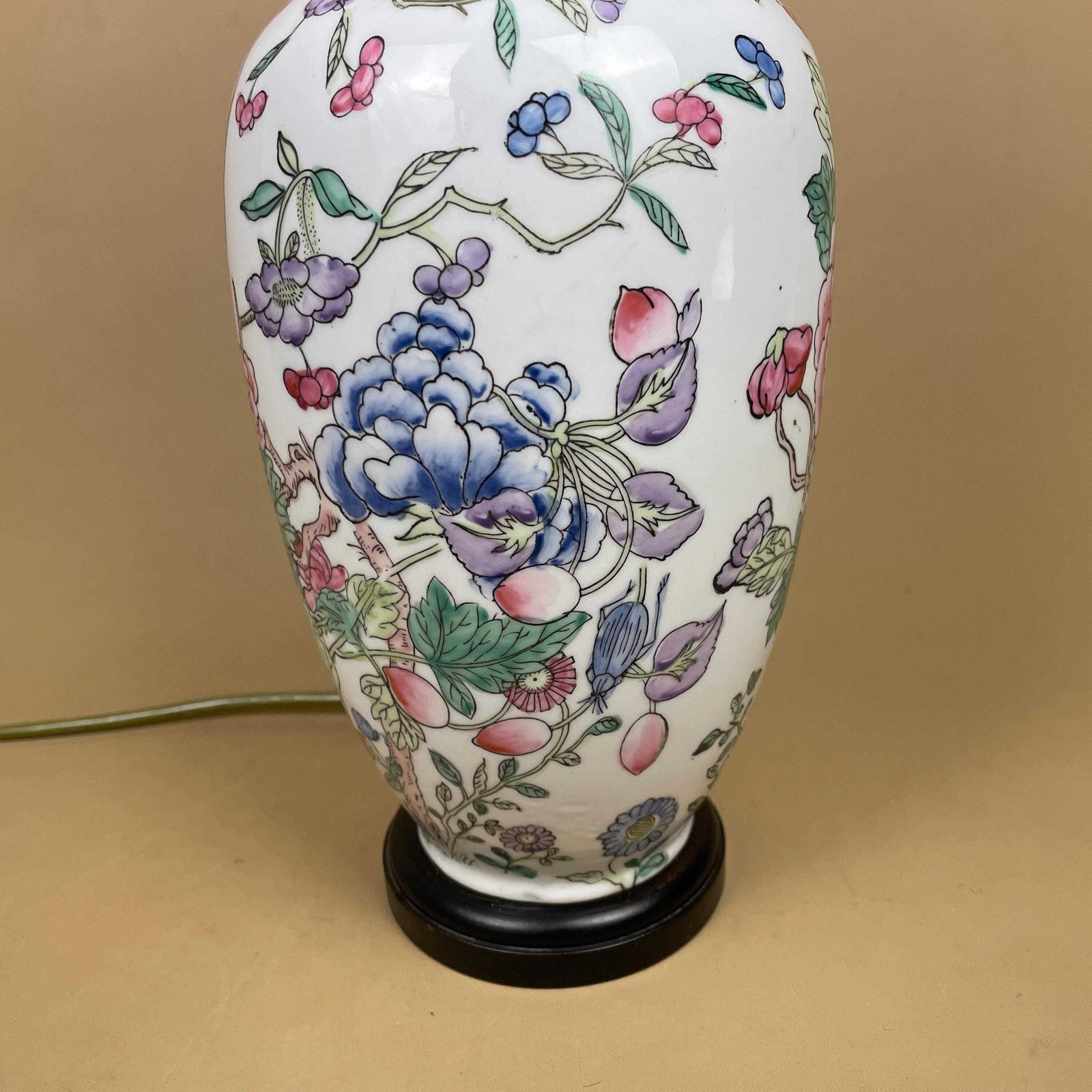 Oriental Ceramic Lamp White Hand Painted Floral Vintage Porcelain Table Classic Chinoiserie Ornate Pattern Wood Base Antique Chinese Vase photo vinterior