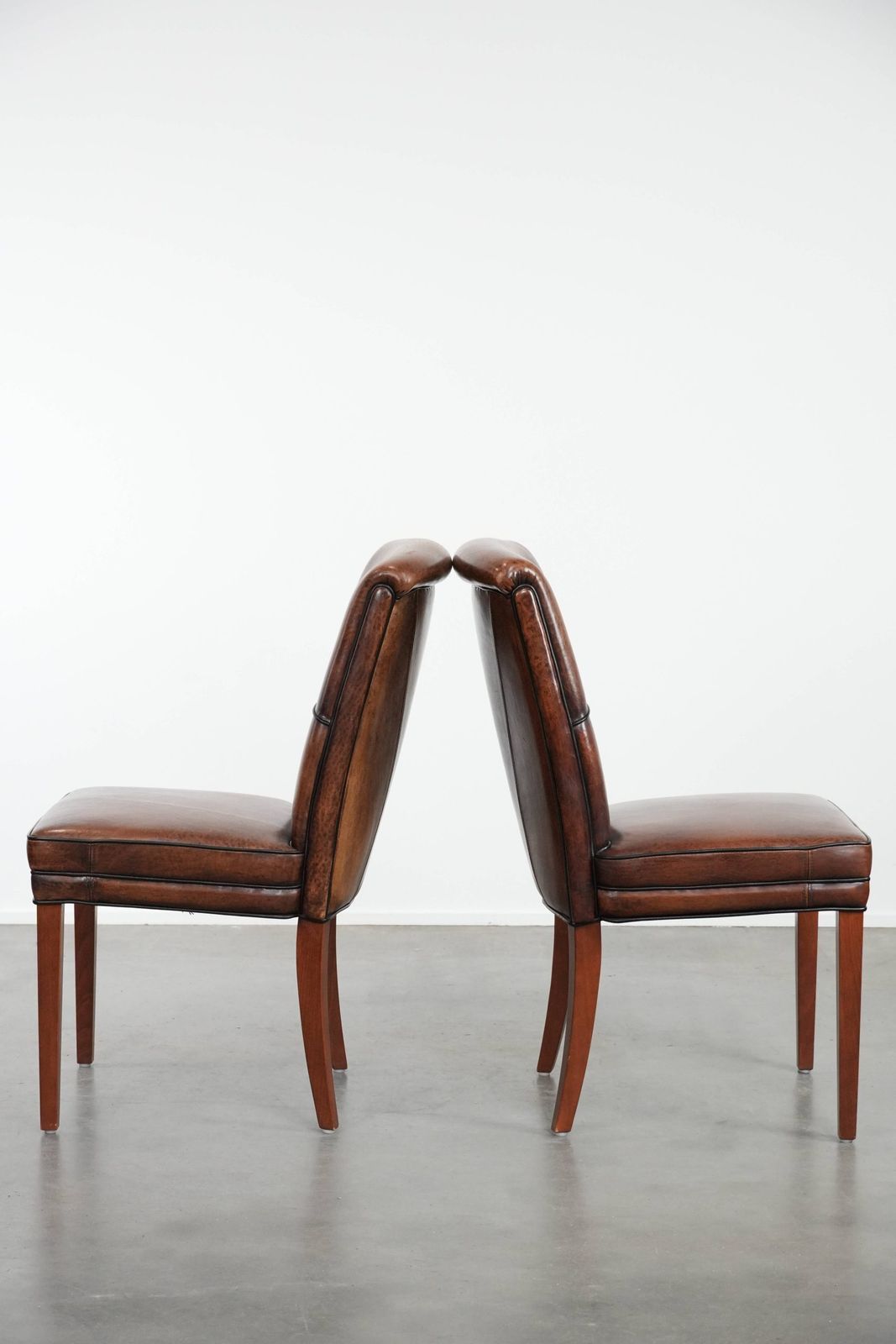 Set Van 2 Schapenvachten Eetkamerstoelen Met Karakter En Warme Kleuren photo Meubels