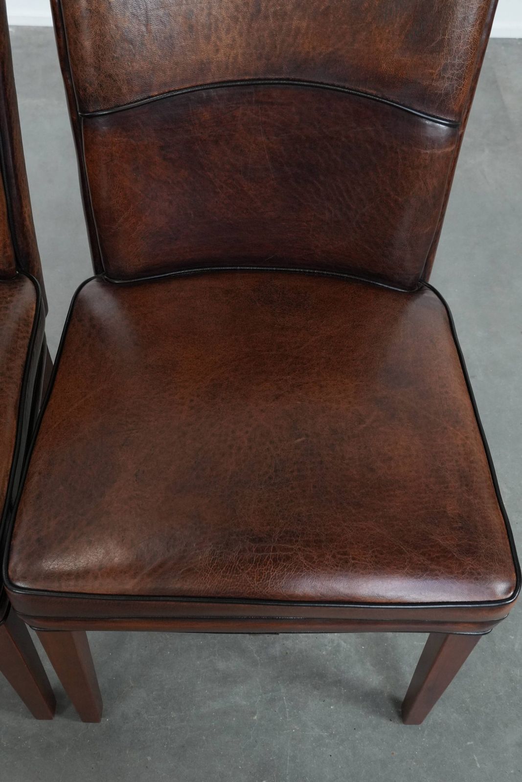 Set Van 2 Schapenvachten Eetkamerstoelen Met Karakter En Warme Kleuren photo vinterior