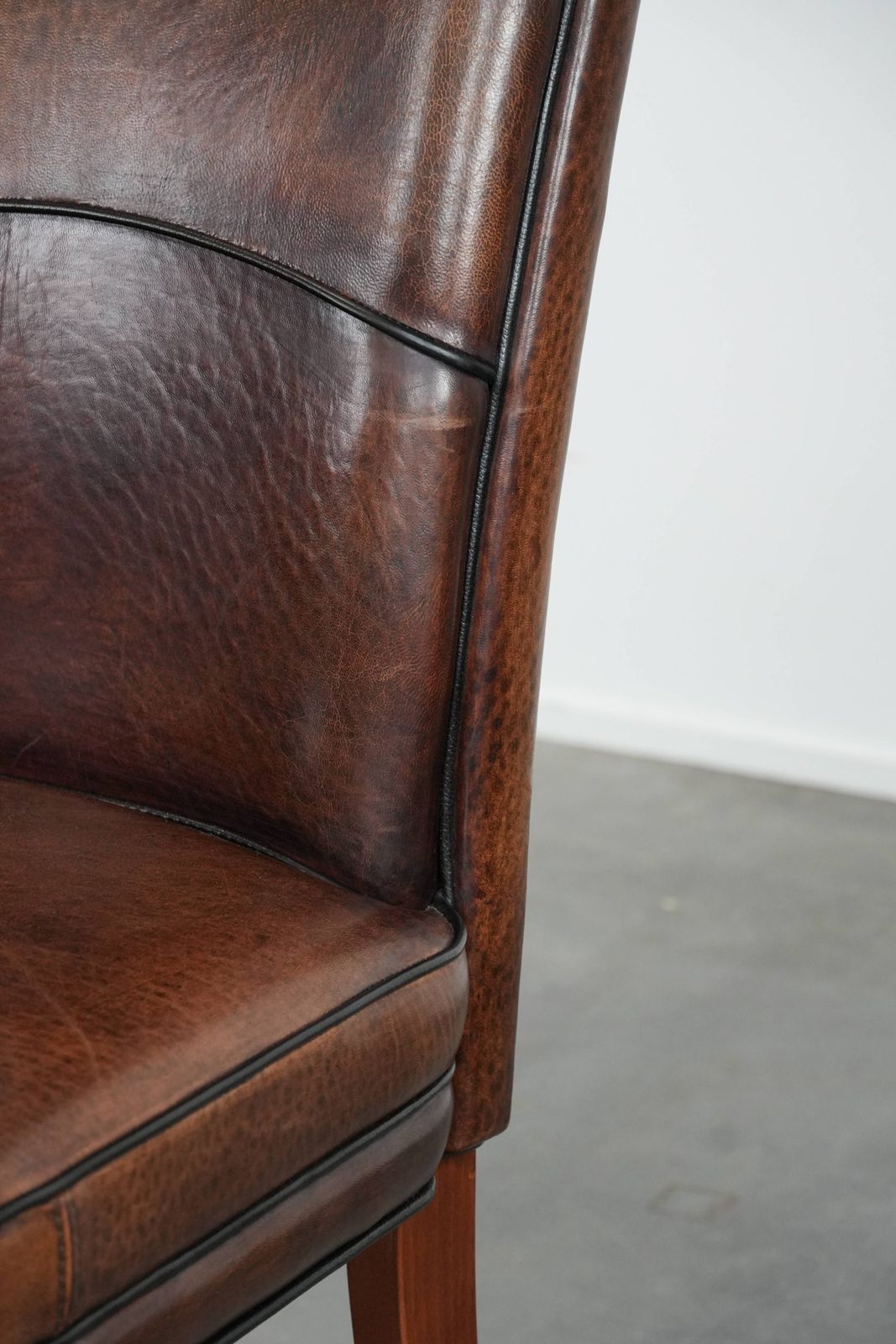 photo for sale Set Van 2 Schapenvachten Eetkamerstoelen Met Karakter En Warme Kleuren