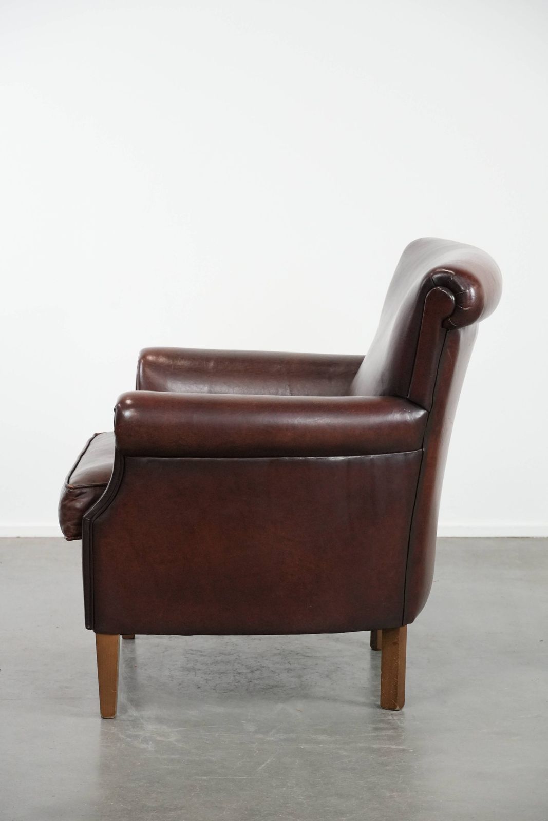 Luxueuze Schapenleren Fauteuil Met Een Tijdloze Uitstraling En Een Mooie Donkere Kleur photo 982.0