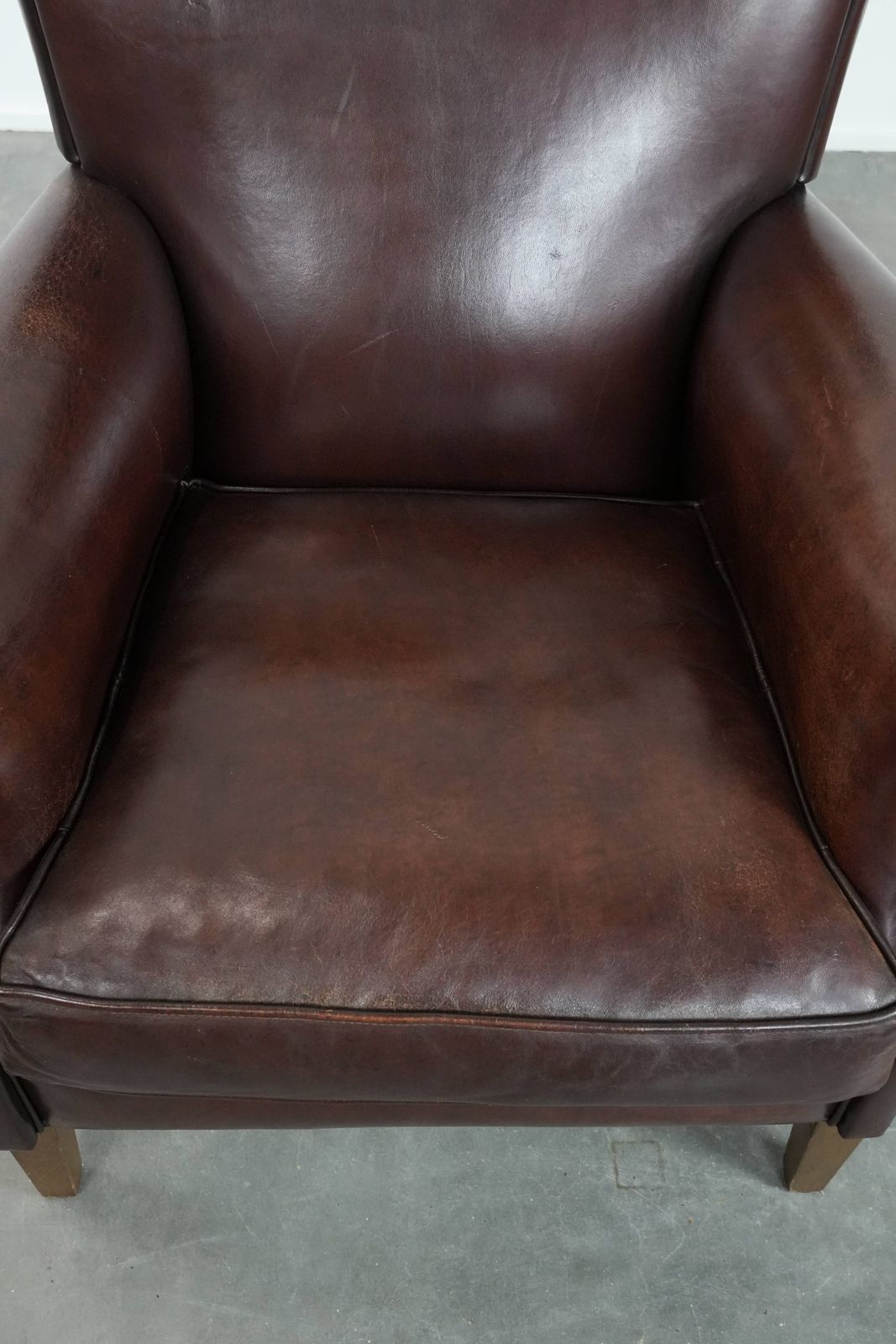 Luxueuze Schapenleren Fauteuil Met Een Tijdloze Uitstraling En Een Mooie Donkere Kleur photo vinterior