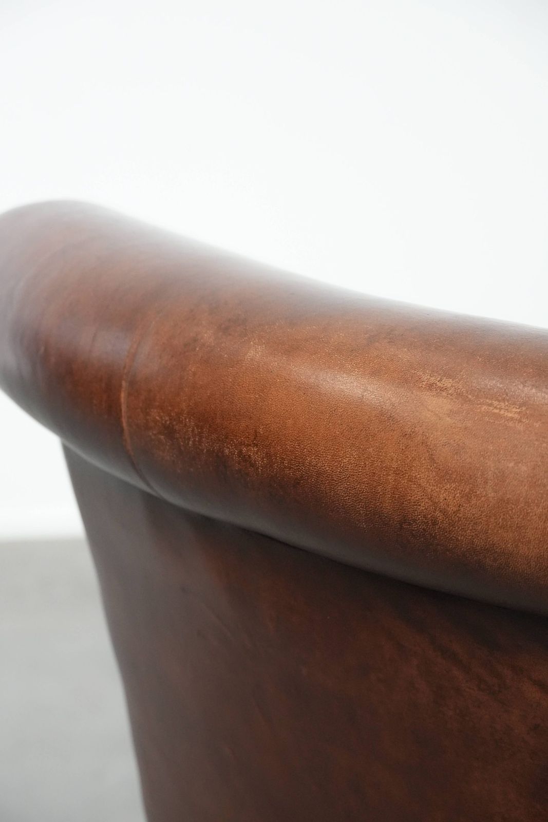 photo vintage Luxueuze Schapenleren Fauteuil Met Een Tijdloze Uitstraling En Een Mooie Donkere Kleur