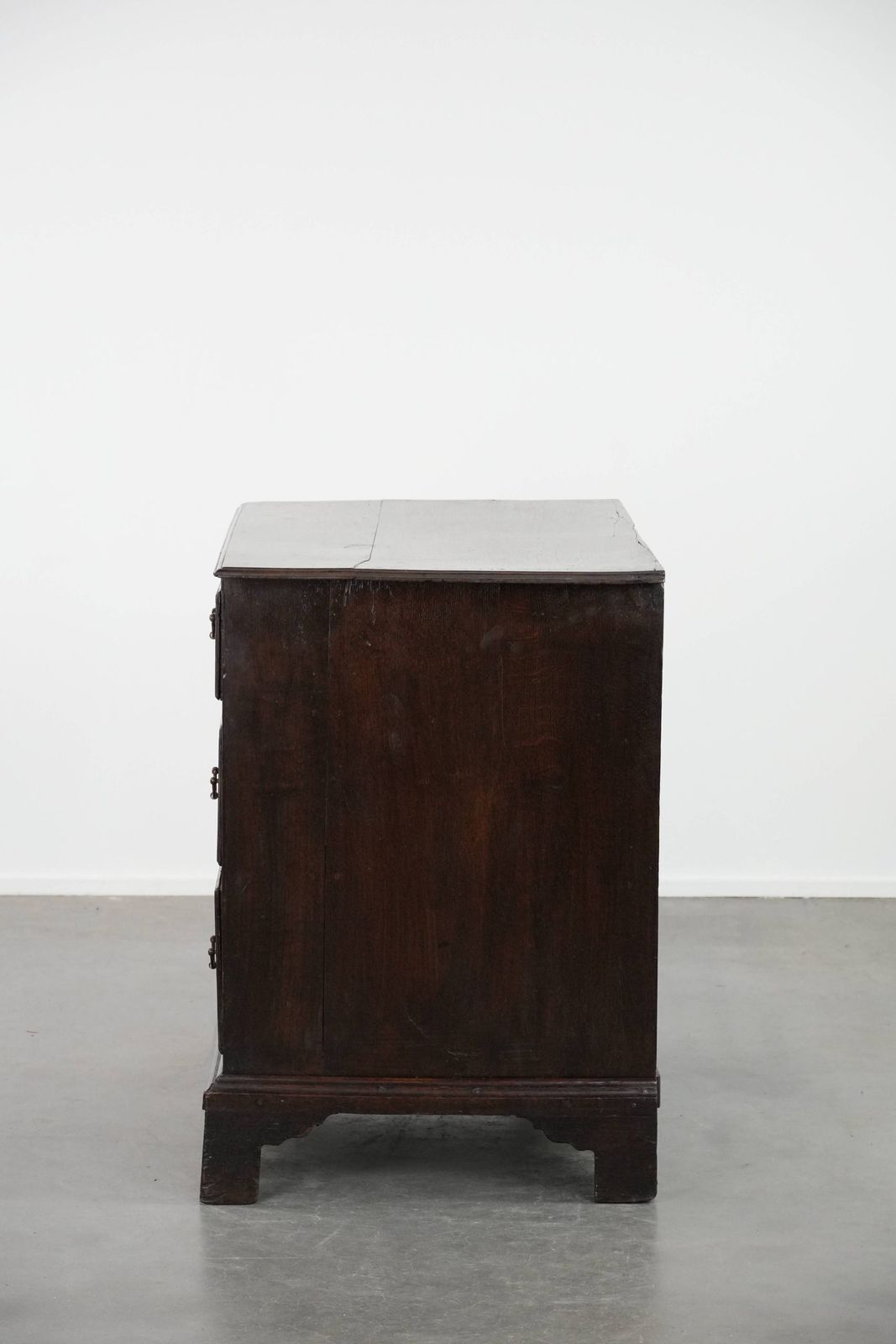 Subtle English Antique Oak Chest Of Drawers From The 18th Century In A Nice Modest Size With A Beautiful Patina photo vinterior