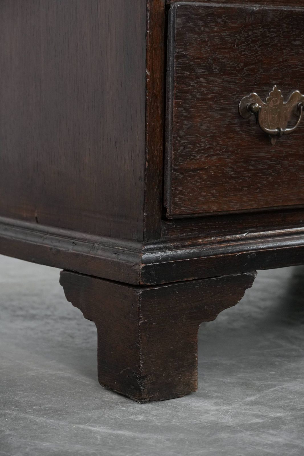 photo vinterior Subtle English Antique Oak Chest Of Drawers From The 18th Century In A Nice Modest Size With A Beautiful Patina