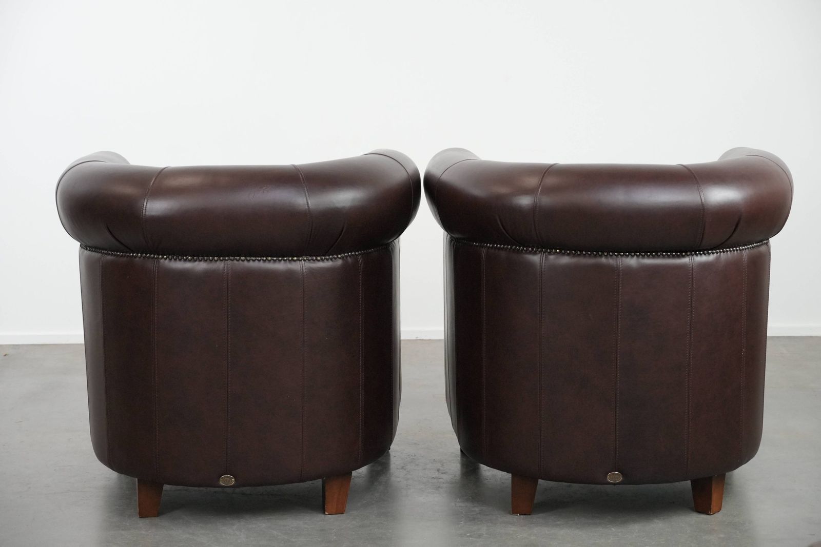 Zeer Goede Staat – Set Van Twee Engelse Stijl Koeienhuid Club Fauteuils In Een Bijzondere Bruin/Donkerpaarse Kleurstelling photo for sale