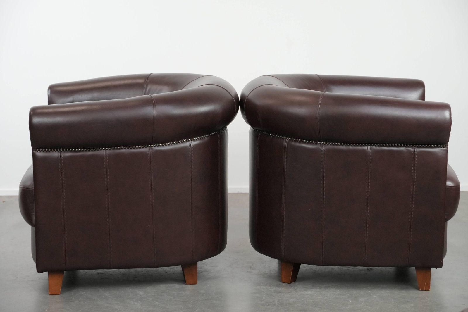 Zeer Goede Staat – Set Van Twee Engelse Stijl Koeienhuid Club Fauteuils In Een Bijzondere Bruin/Donkerpaarse Kleurstelling photo Meubels