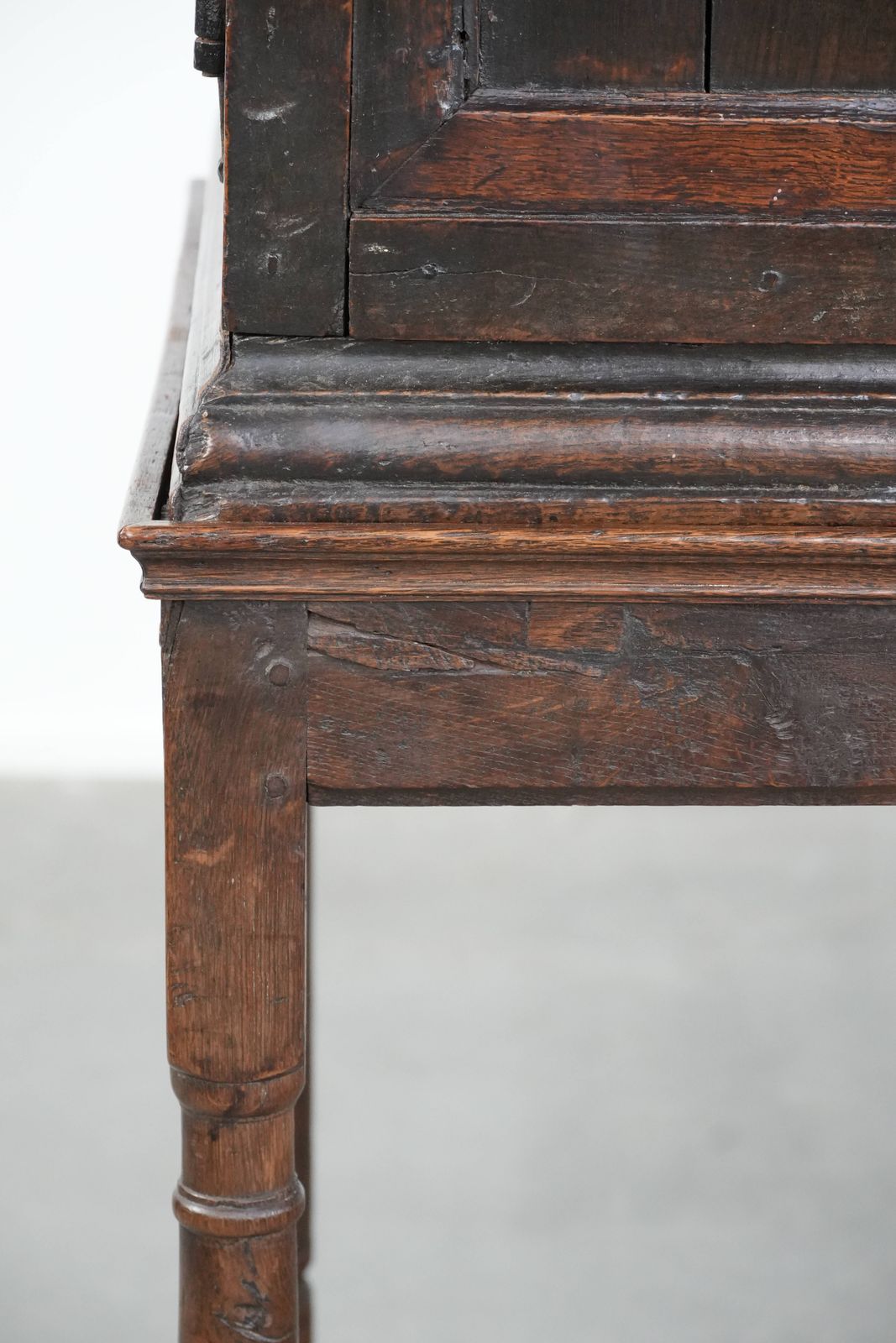 photo vinterior Unique Antique English Cabinet / Cabinet On Stand Of Oak From The 17th Century With Beautiful Original Details