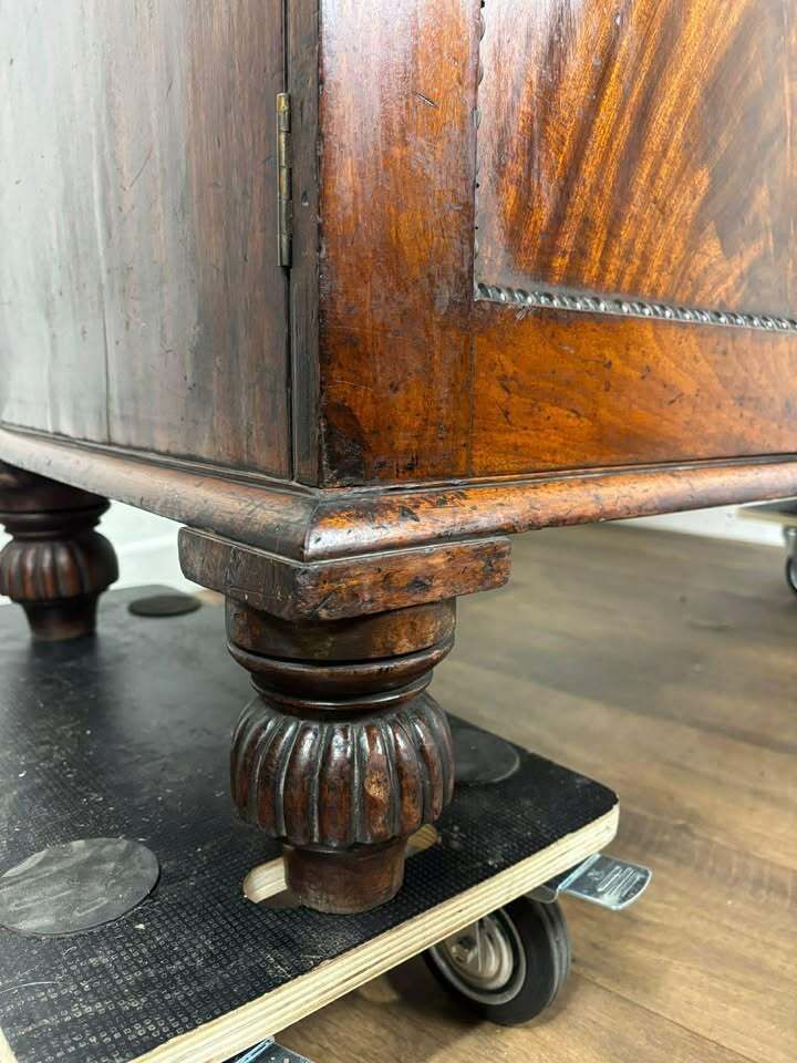 photo vinterior Early Victorian Mahogany Cabinet