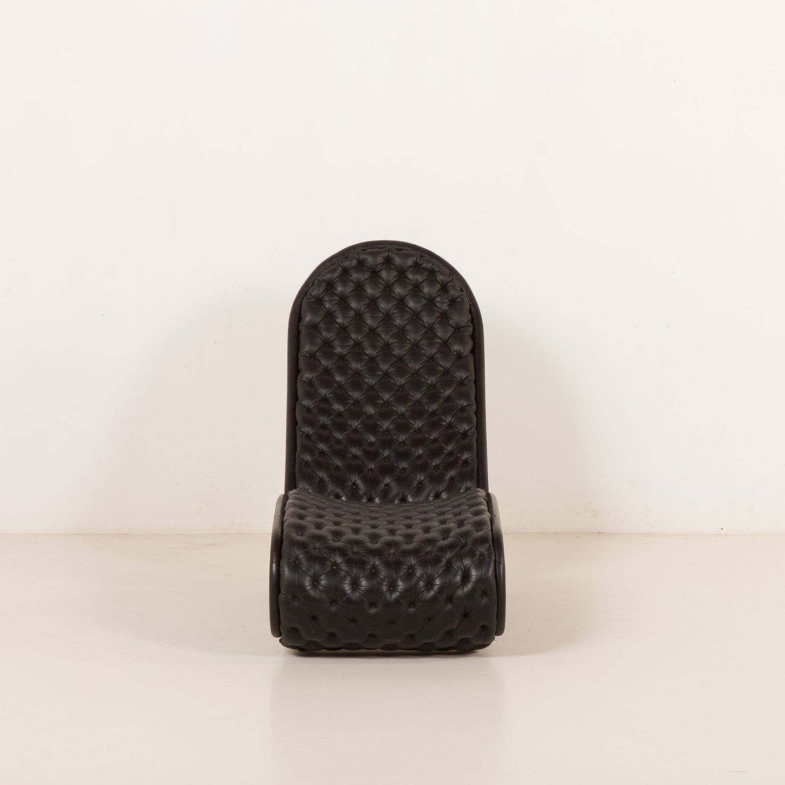 Verner Panton Black Leather Chaise Longue For Fritz Hansen, 1970s photo for sale