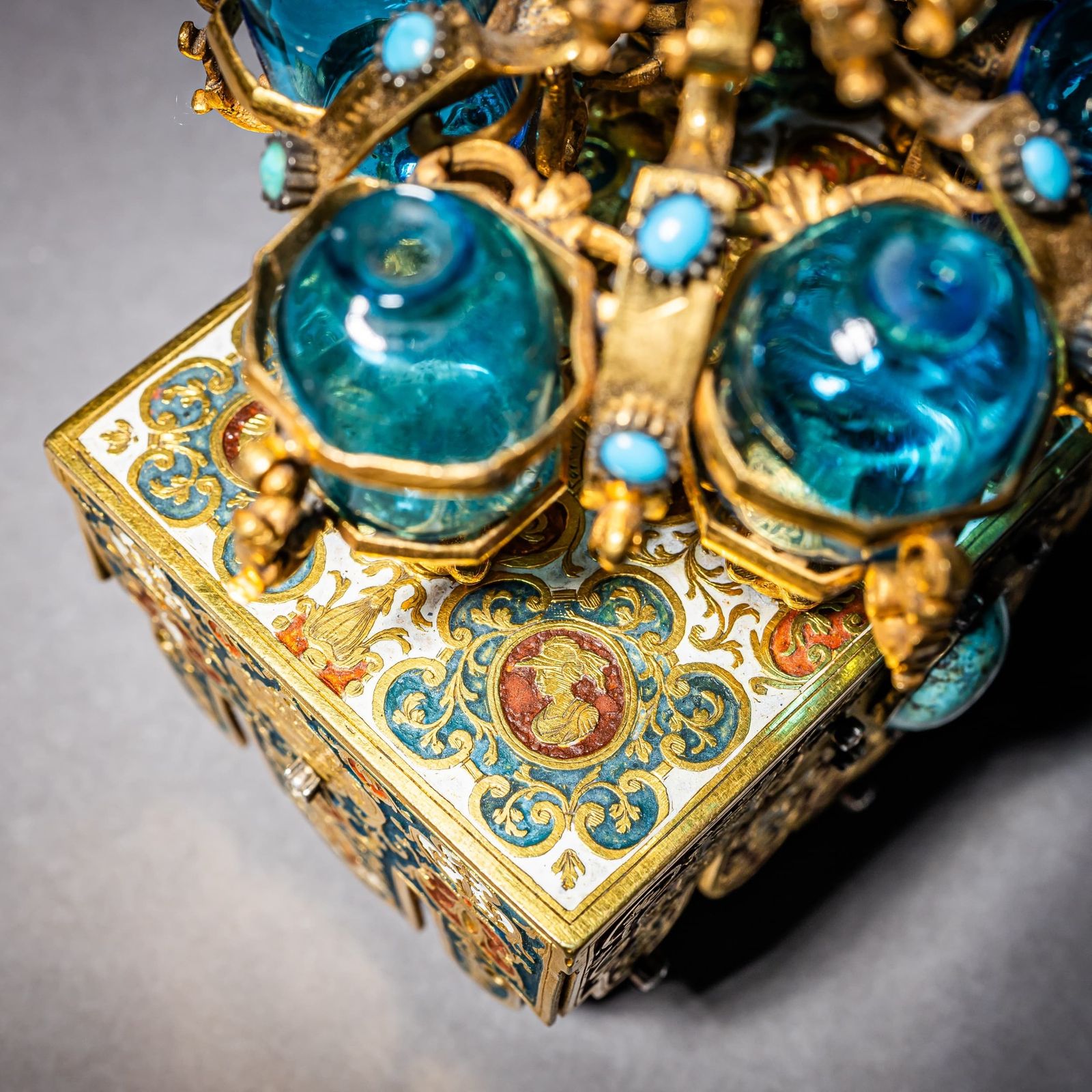 photo furniture Sedan Chair With Perfume Flasks, Goldsmith’s Work In The Style Of Johann Melchior Dinglinger, Probably Saxony, Circa 1700