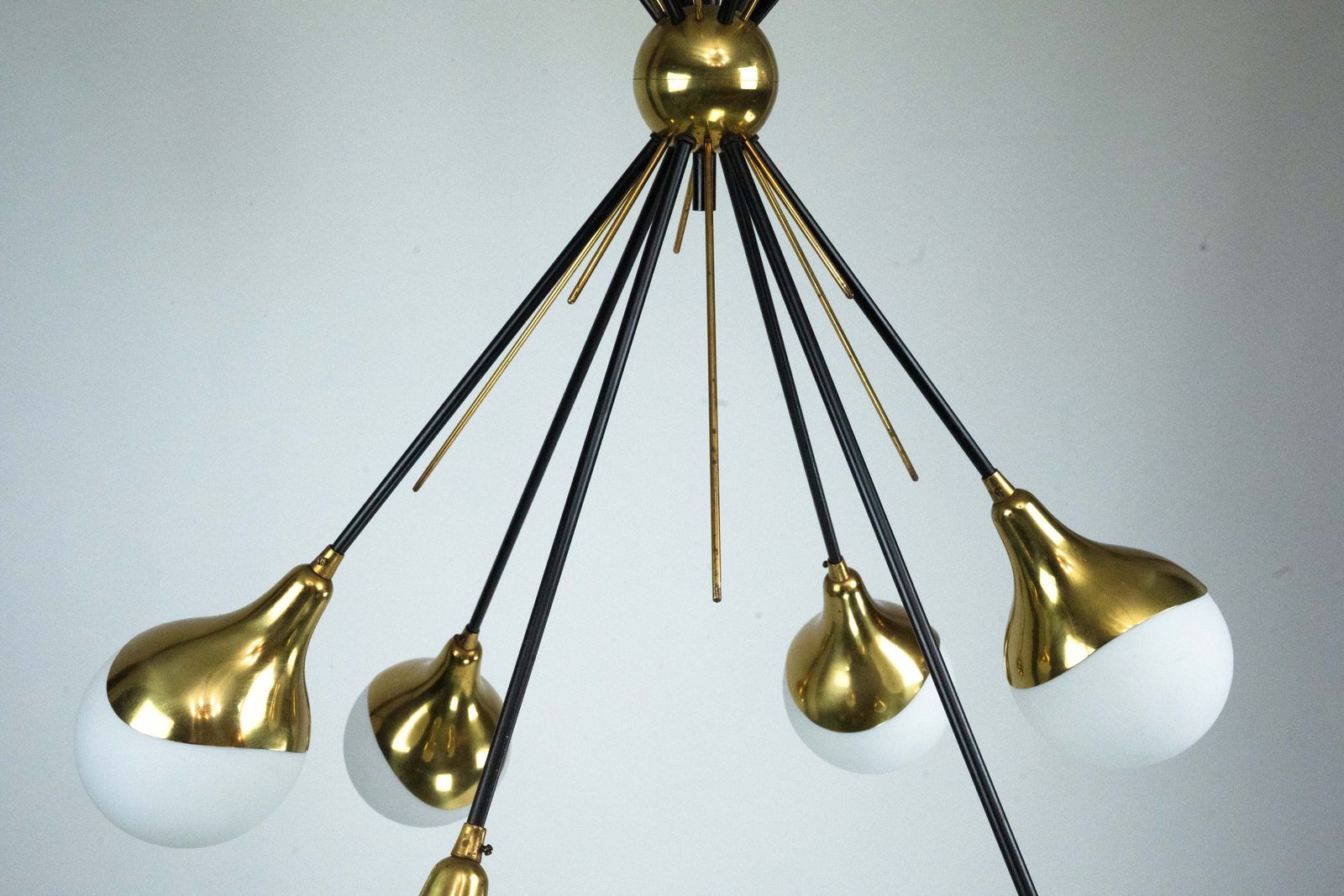 photo vinterior Mid Century Italian 6 Arm Stilnovo Brass And Opaline Glass Chandelier, 1950s