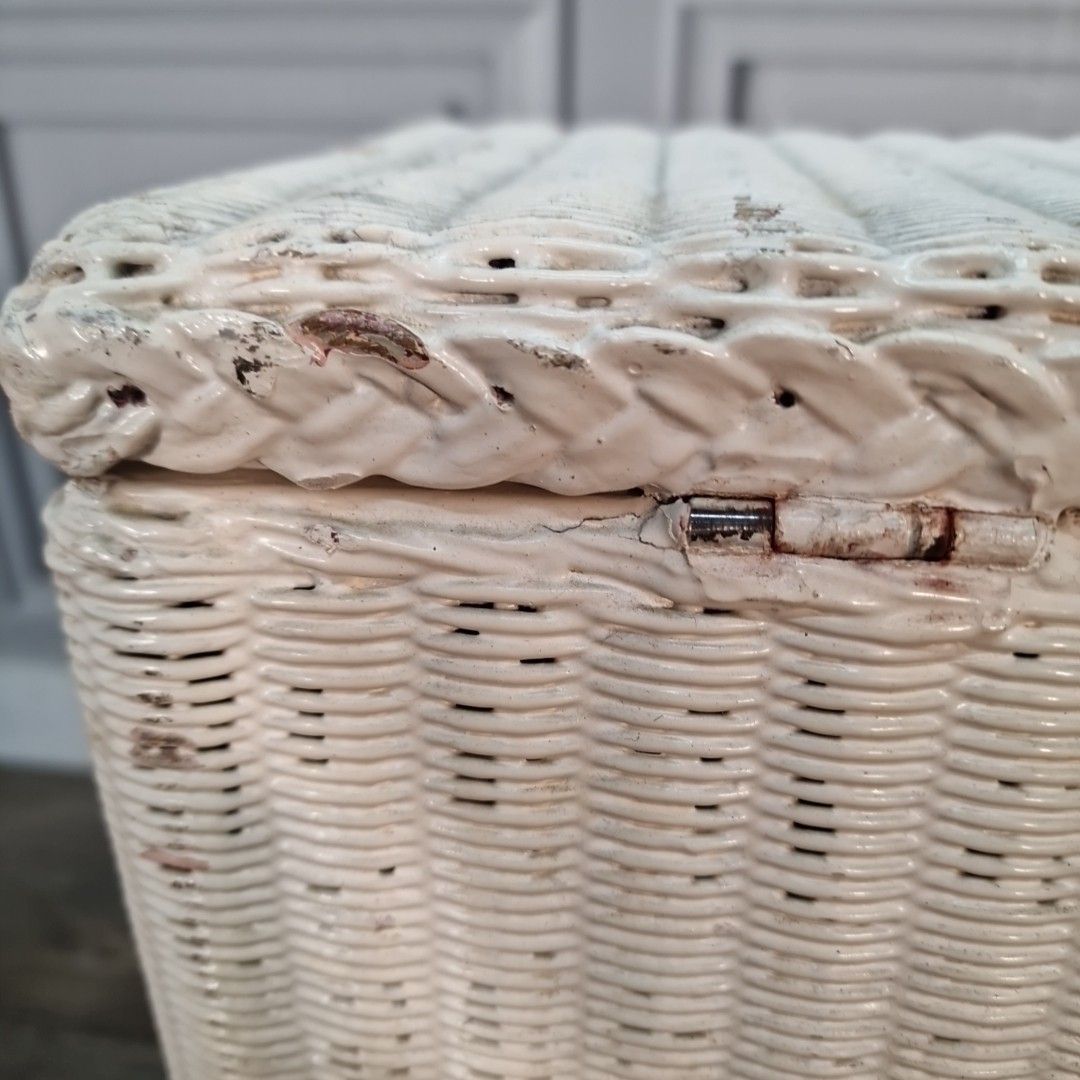 photo vintage Vintage Wicker Laundry Basket Lloyd Loom Style Lined Storage Blanket Box Retro