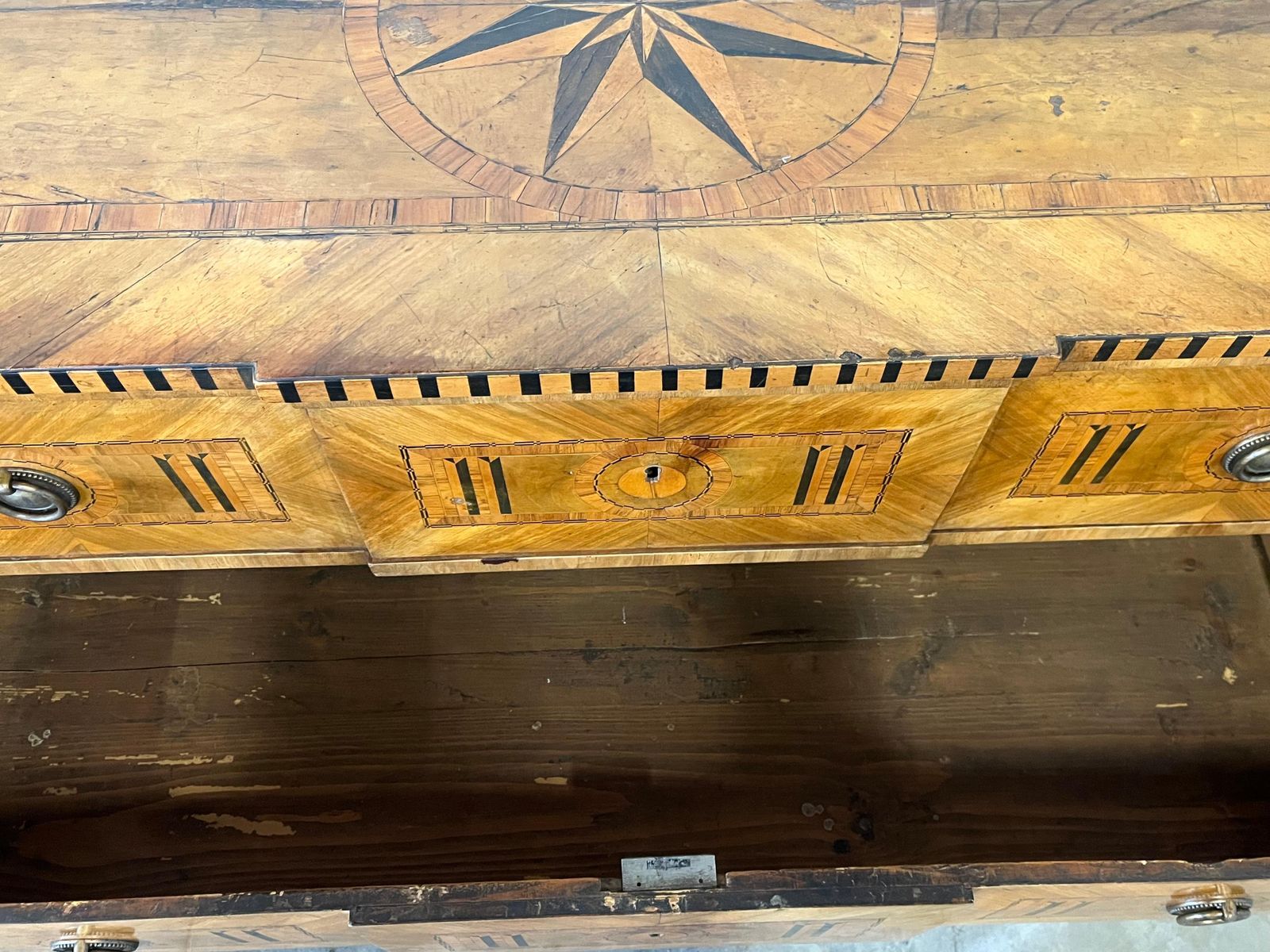 photo vintage 18th Century Walnut Austrian Neoclassical Chest Of Drawer With Fruitwood Inlay