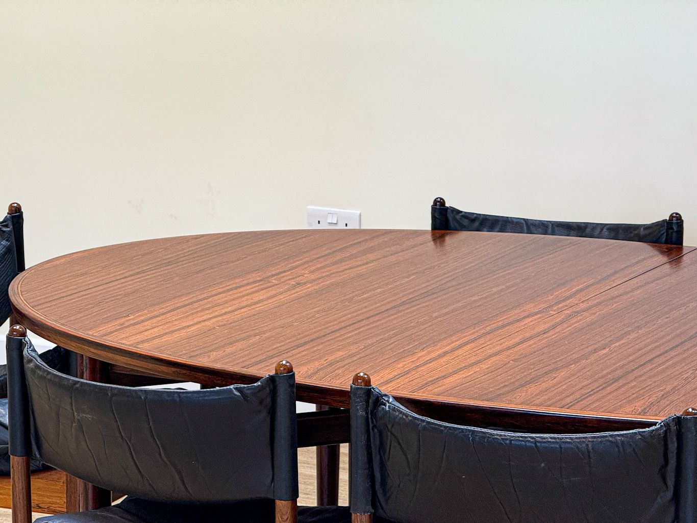 photo vintage A Set Of 8 Dining Chairs (By Kristian Solmer Vedel)