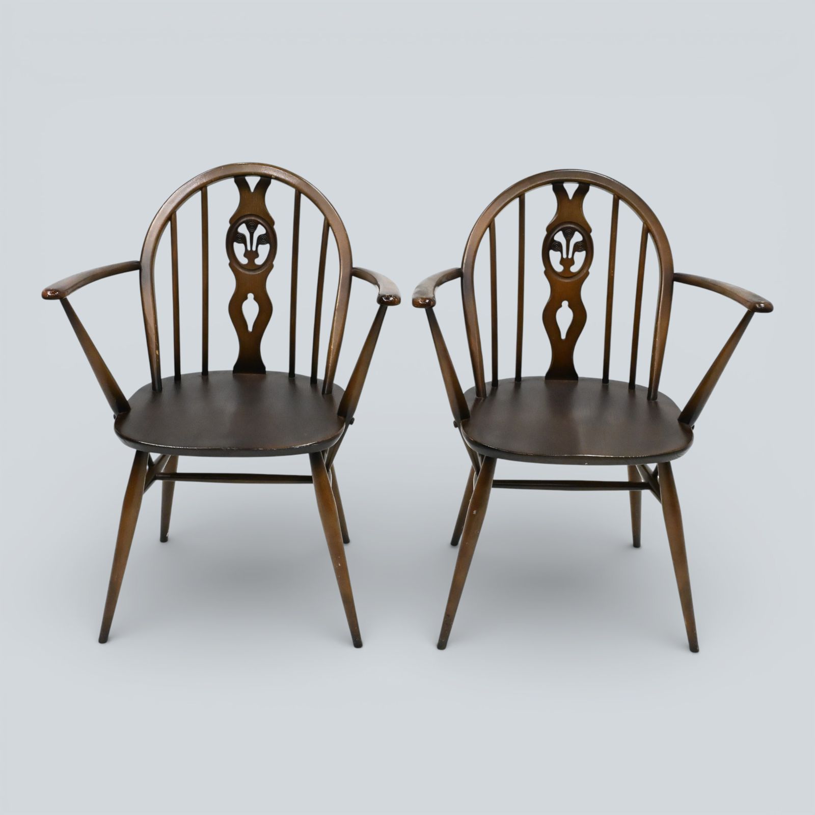 photo vinterior 6 Ercol Windsor Bow Back Dining Chairs Fleur De Lis Carving Free Uk Delivery*