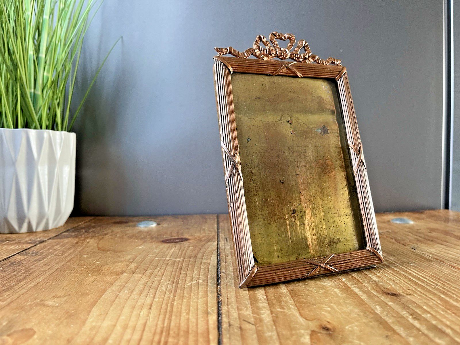 photo vinterior Antique French Regency Ribbon Reeded Copper Glass Easel Photo Picture Frame 19th